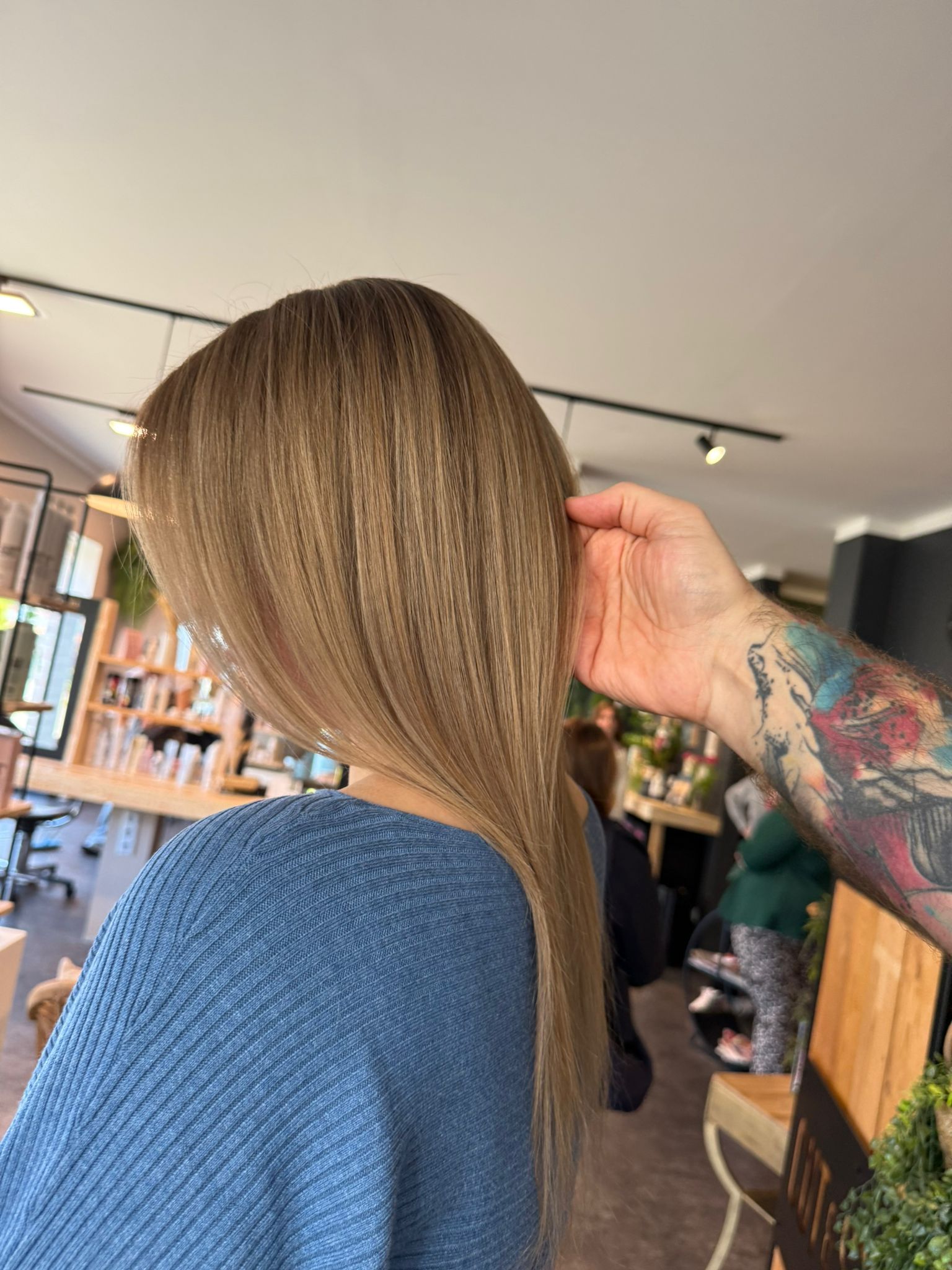 Dezente Balayage für feines Haar in kühlem Blond – professionelle Farbtechnik bei Cut and Style Bielefeld