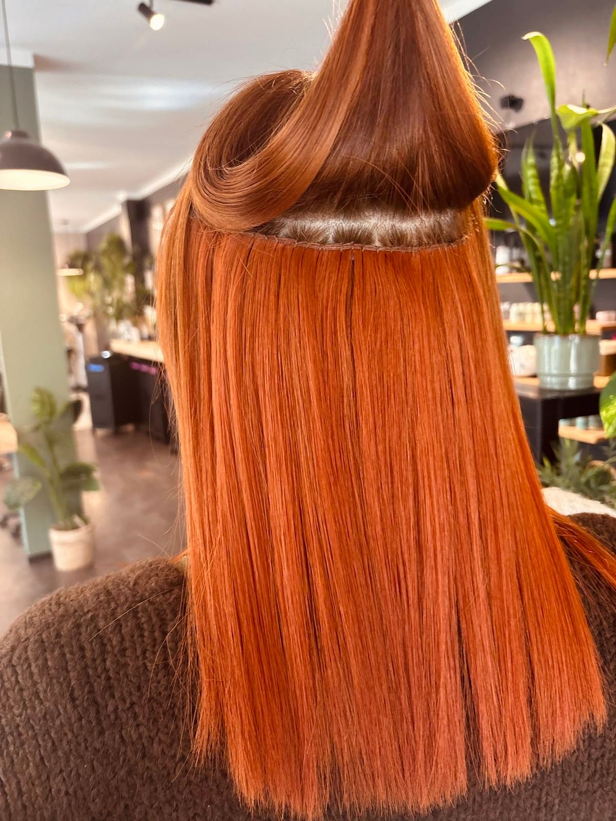 Haarverdichtung mit flach gesetzter Tresse an glattem, kupferfarbenem Haar – professionelle Verarbeitung bei Cut and Style Bielefeld-Sennestadt