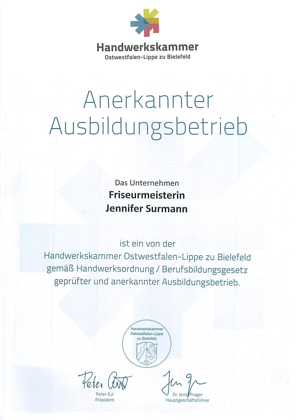 Anerkannter Ausbildungsbetrieb – Zertifikat der Handwerkskammer für Friseurmeisterin Jennifer Surmann.