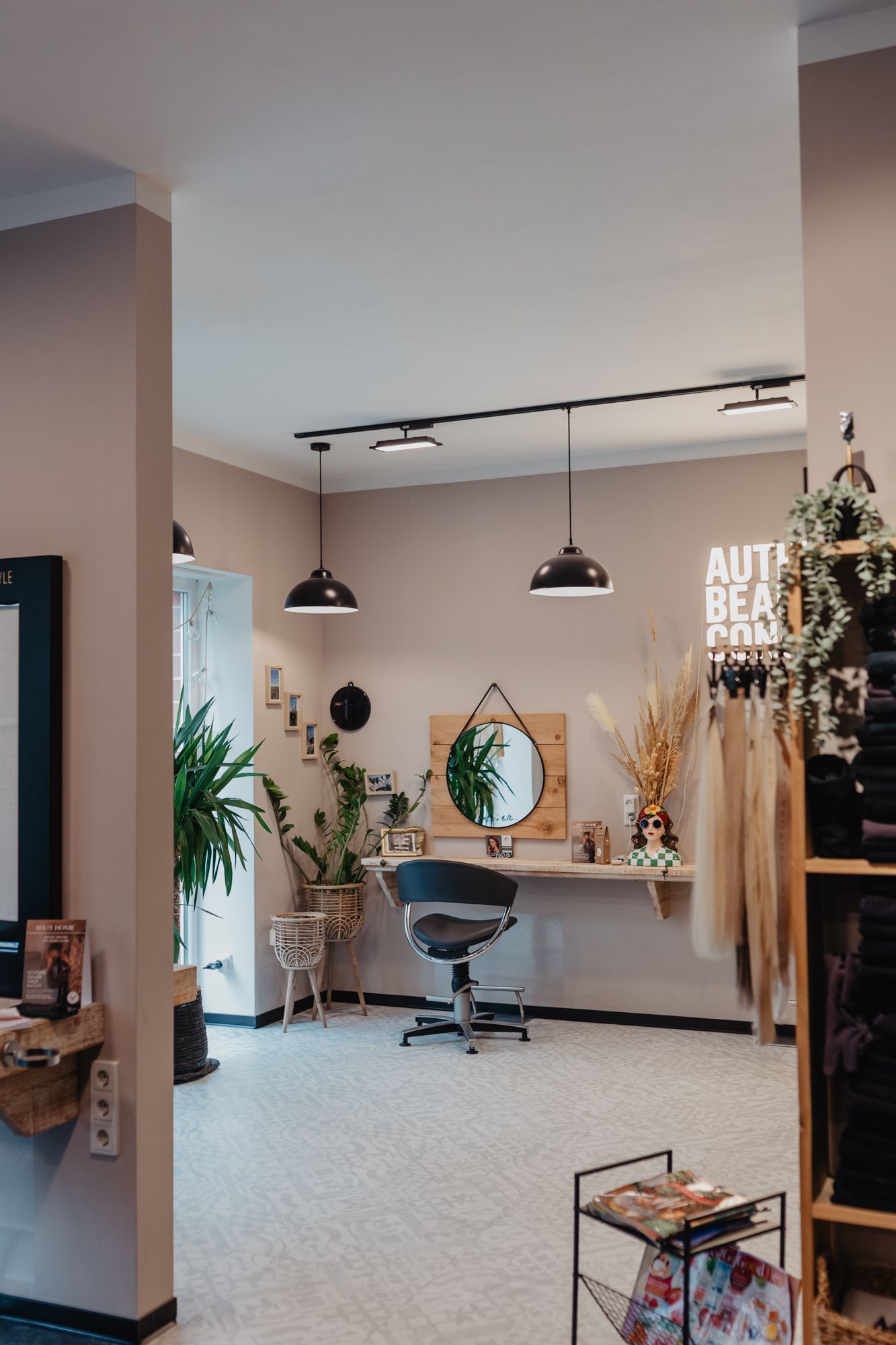 Heller Schneidebereich mit Spiegeln und Pflanzen im Friseursalon Cut and Style Bielefeld-Sennestad