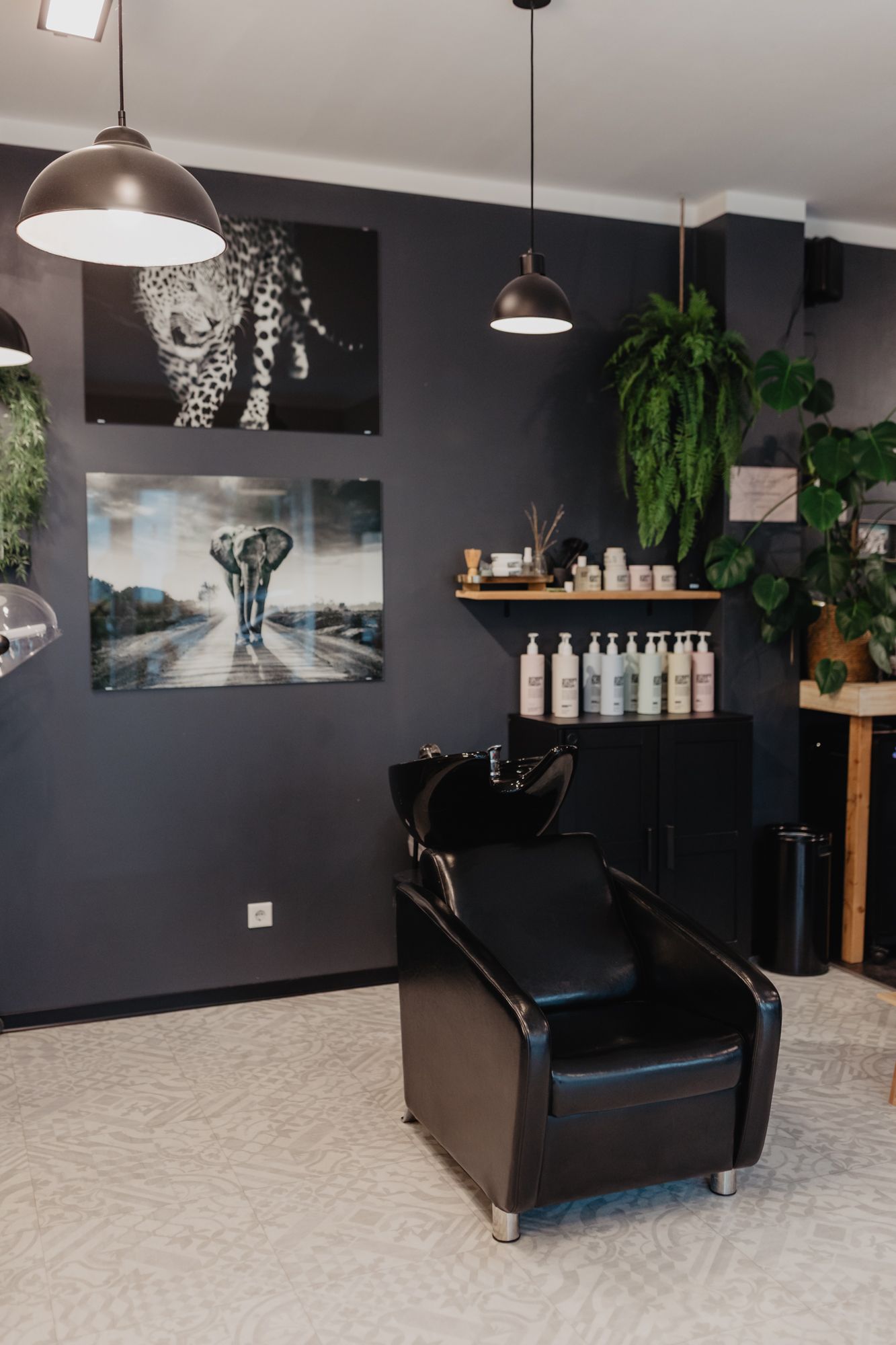 Moderner Waschplatz mit Haarpflegeprodukten im Friseursalon Cut and Style Bielefeld