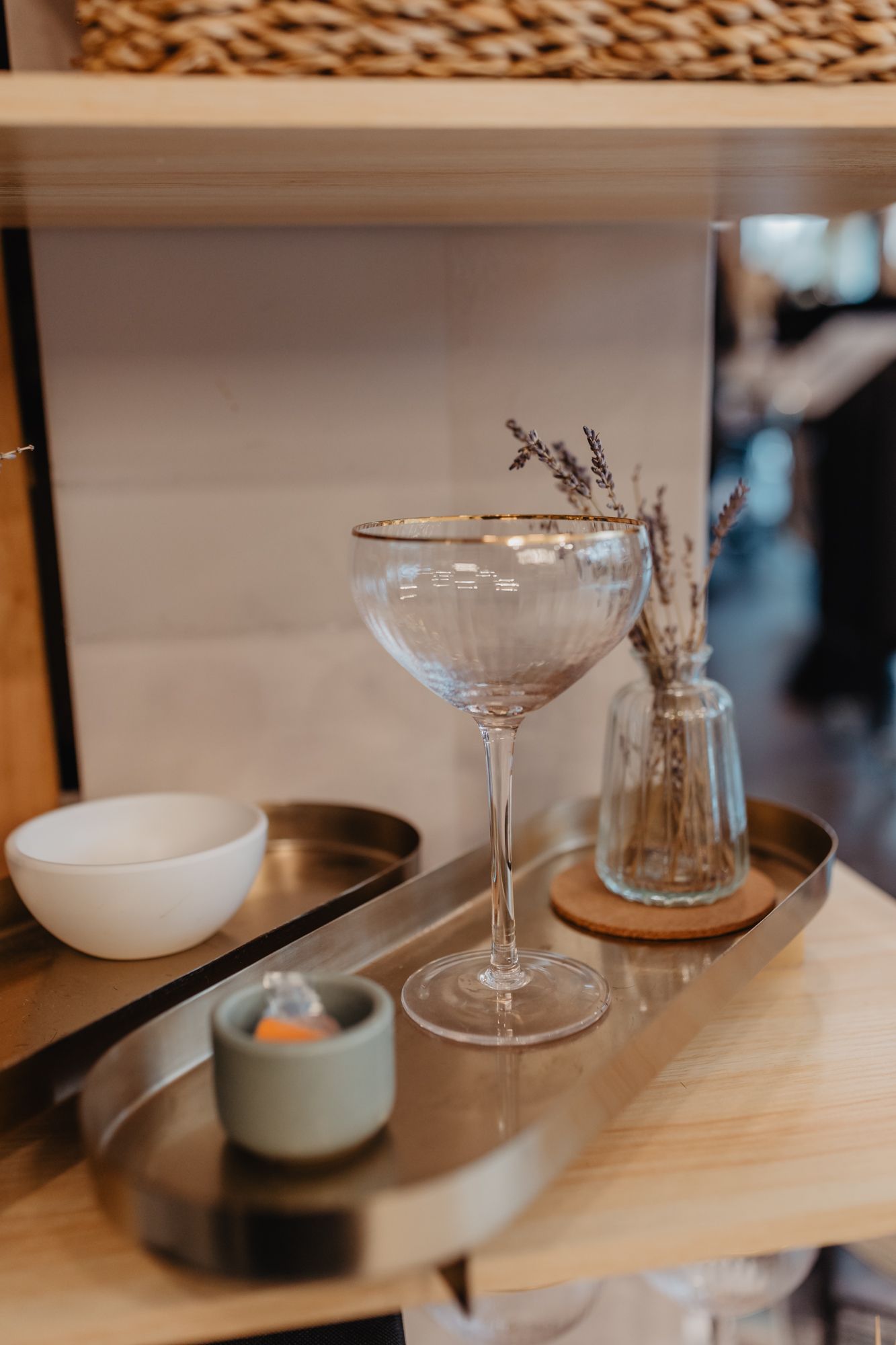 Detailaufnahme von Service-Tablett mit Gläsern im Salon Cut and Style Bielefeld