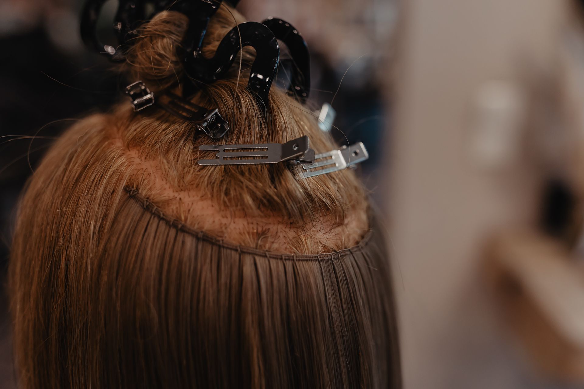 Einarbeitung einer Haarverdichtung mit präzise gesetzter Tresse und sauberer Abteilung – Experte für Extensions in Bielefeld