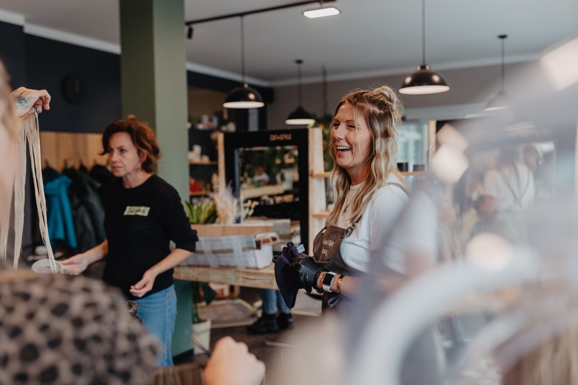 Friseurmeisterin Jenny bei der Arbeit im Salon Cut and Style Hairdesign in Bielefeld.
