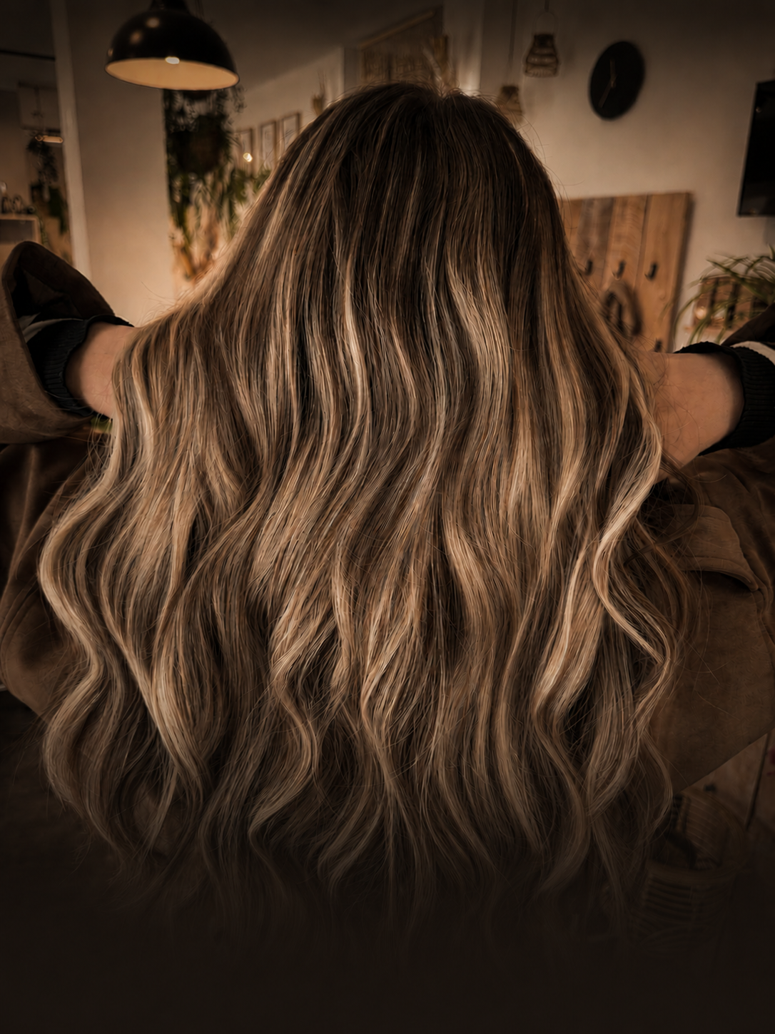 Balayage mit natürlichen Farbverläufen auf langen Wellen – Cut and Style Hairdesign Bielefeld