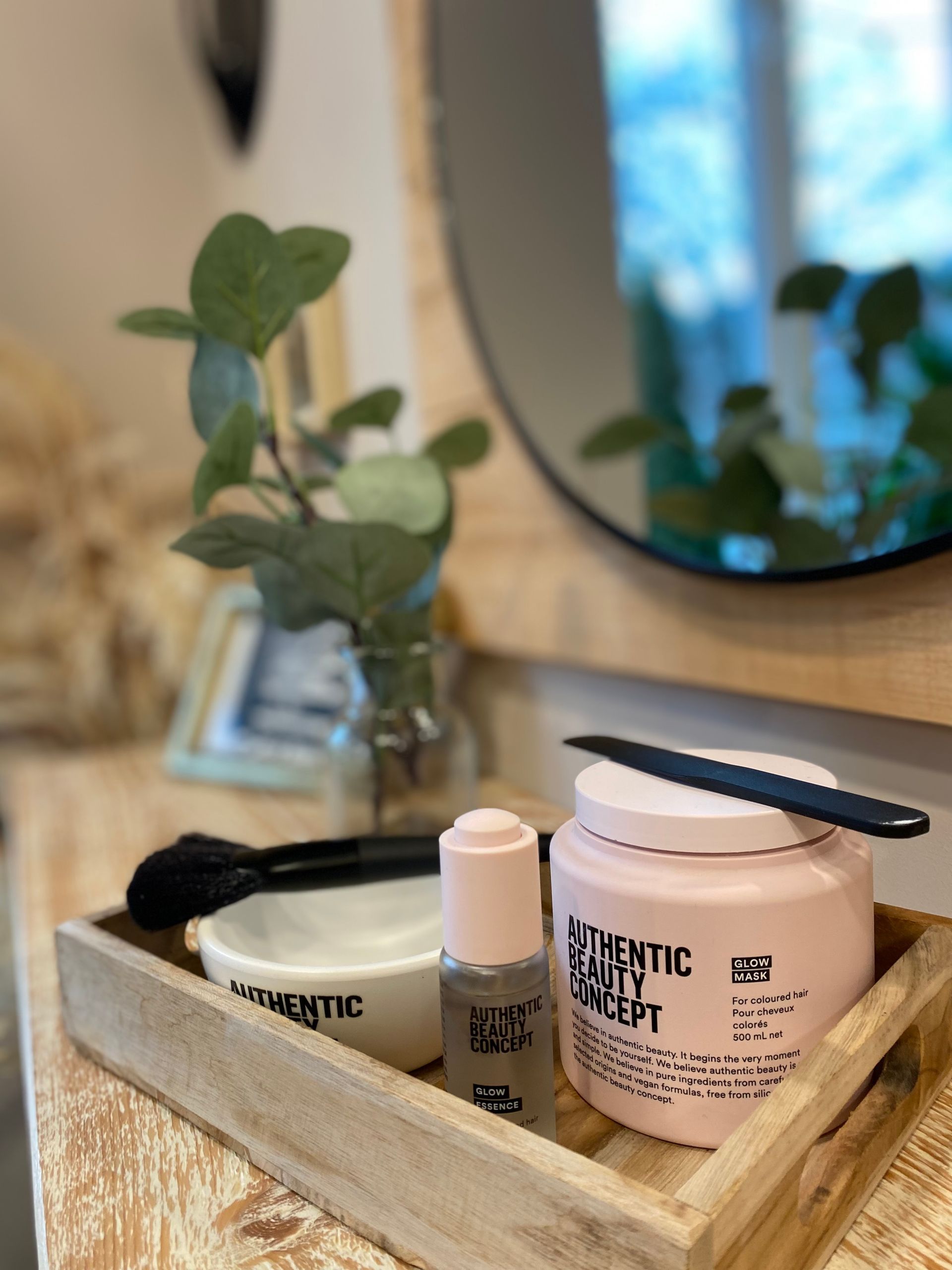 Authentic Beauty Concept Produkte und Dekoration auf Tablett im Friseursalon Cut and Style Bielefeld