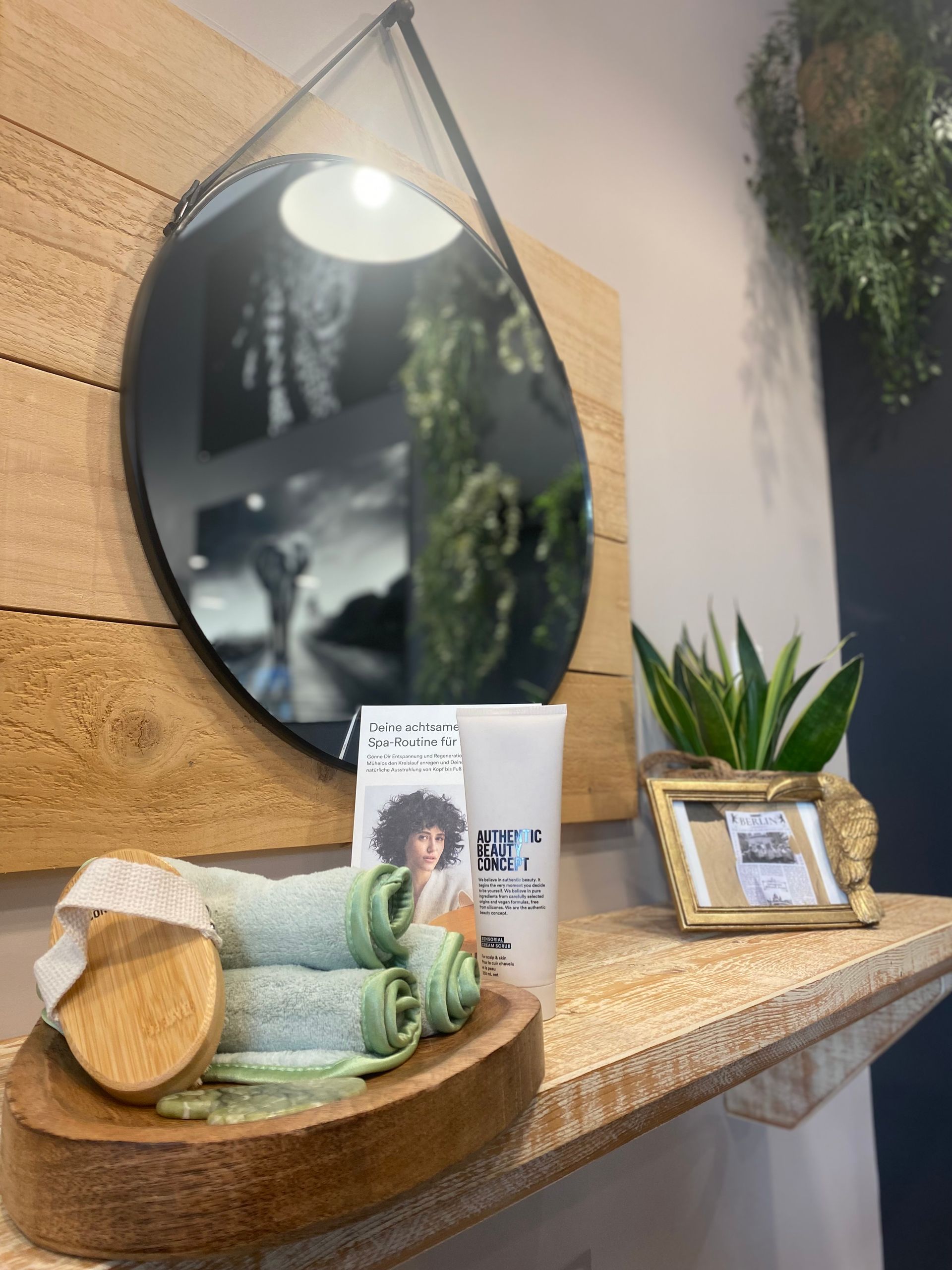 Spiegelecke mit Stylingprodukten und Dekoration im Salon Cut and Style Bielefeld