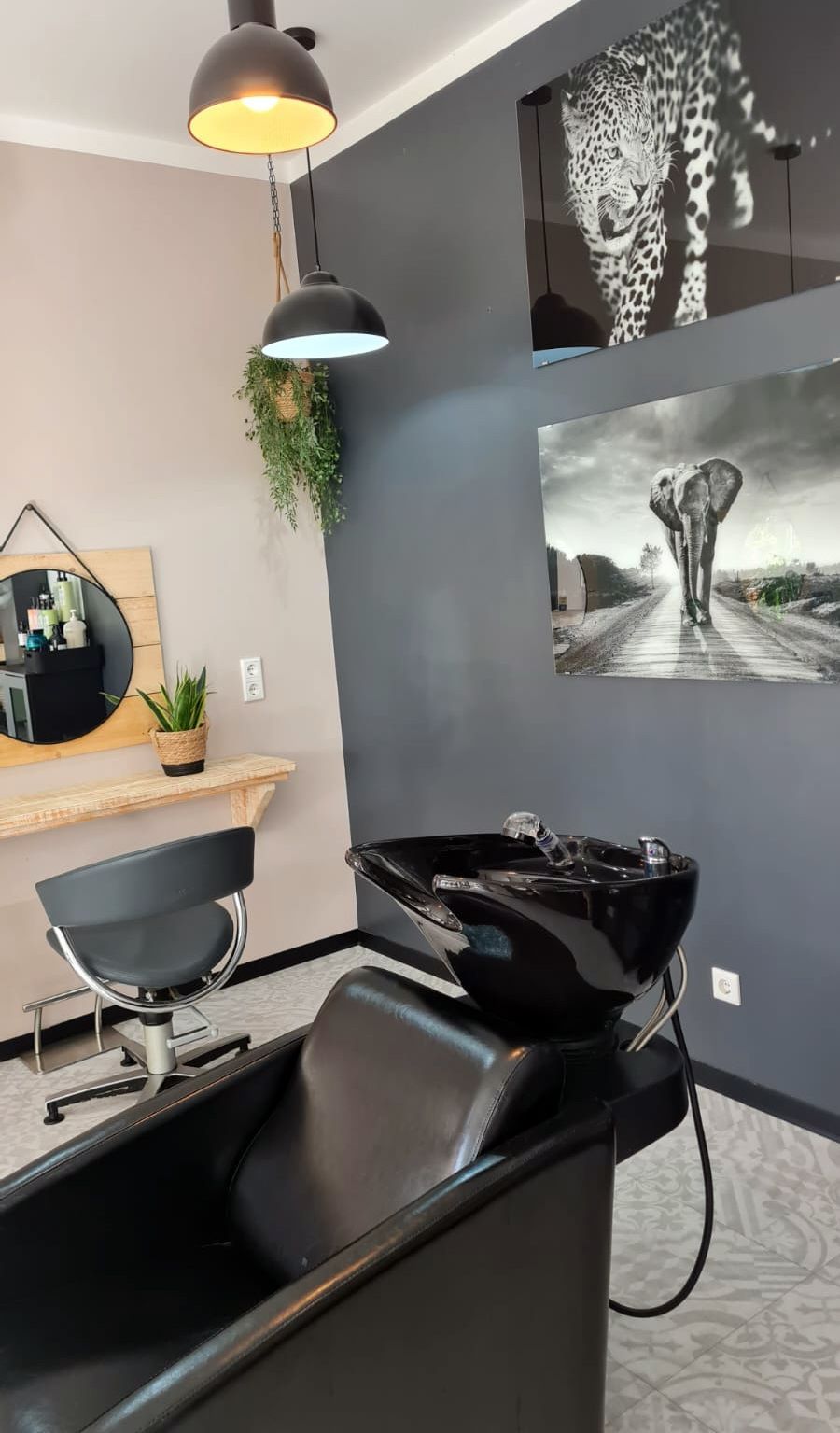 Moderner Waschplatz mit Spiegel und Wandbild im Salon Cut and Style Hairdesign Bielefeld