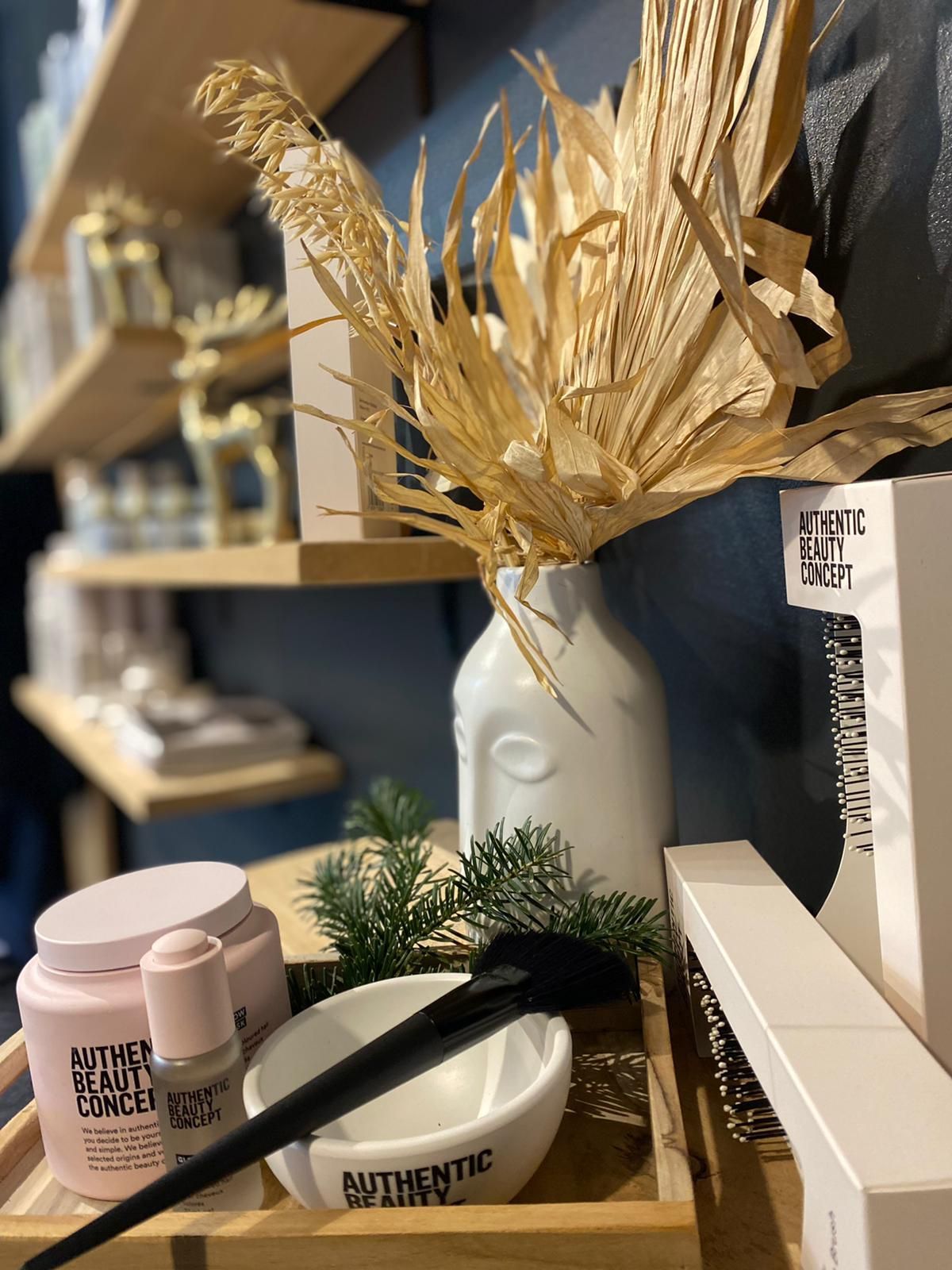 Detailaufnahme von Authentic Beauty Concept Produkten und Dekoration im Friseursalon Cut and Style Bielefeld