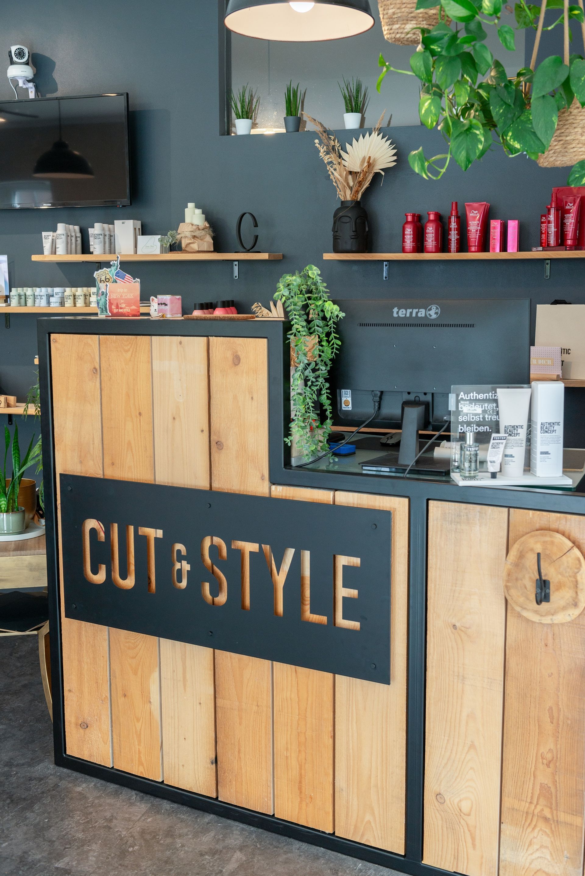 Holz-Empfangstheke mit Cut and Style Logo im Friseursalon Bielefeld-Sennestadt