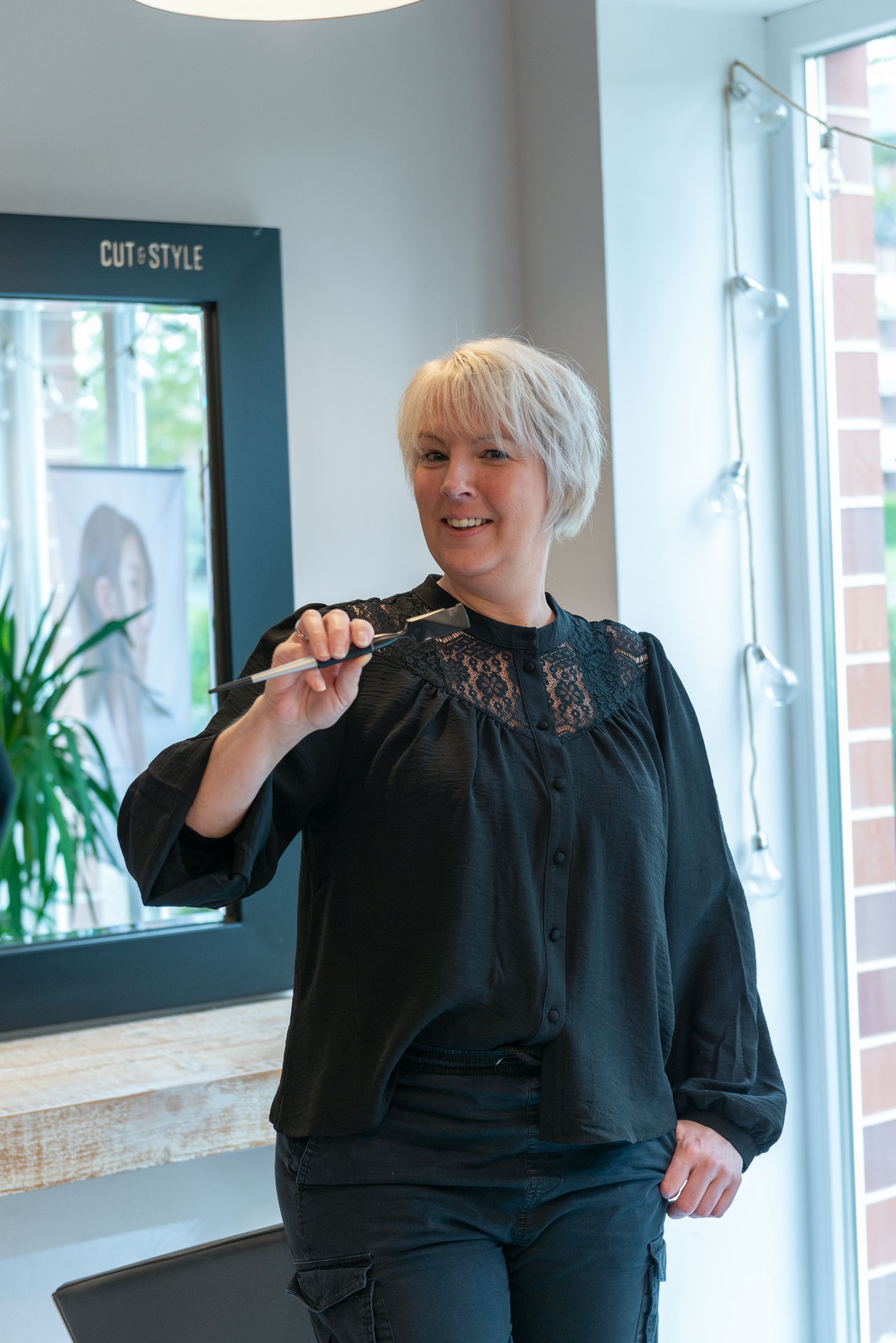 Kathrin, Professional Stylist bei Cut and Style Bielefeld, mit Calligraphy-Messer am Friseurplatz