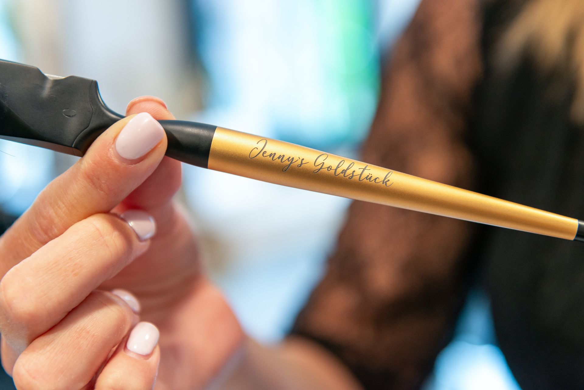 Calligraphy Cut Messer Nahaufnahme – professionelles Schneidewerkzeug im Salon Cut and Style Bielefeld