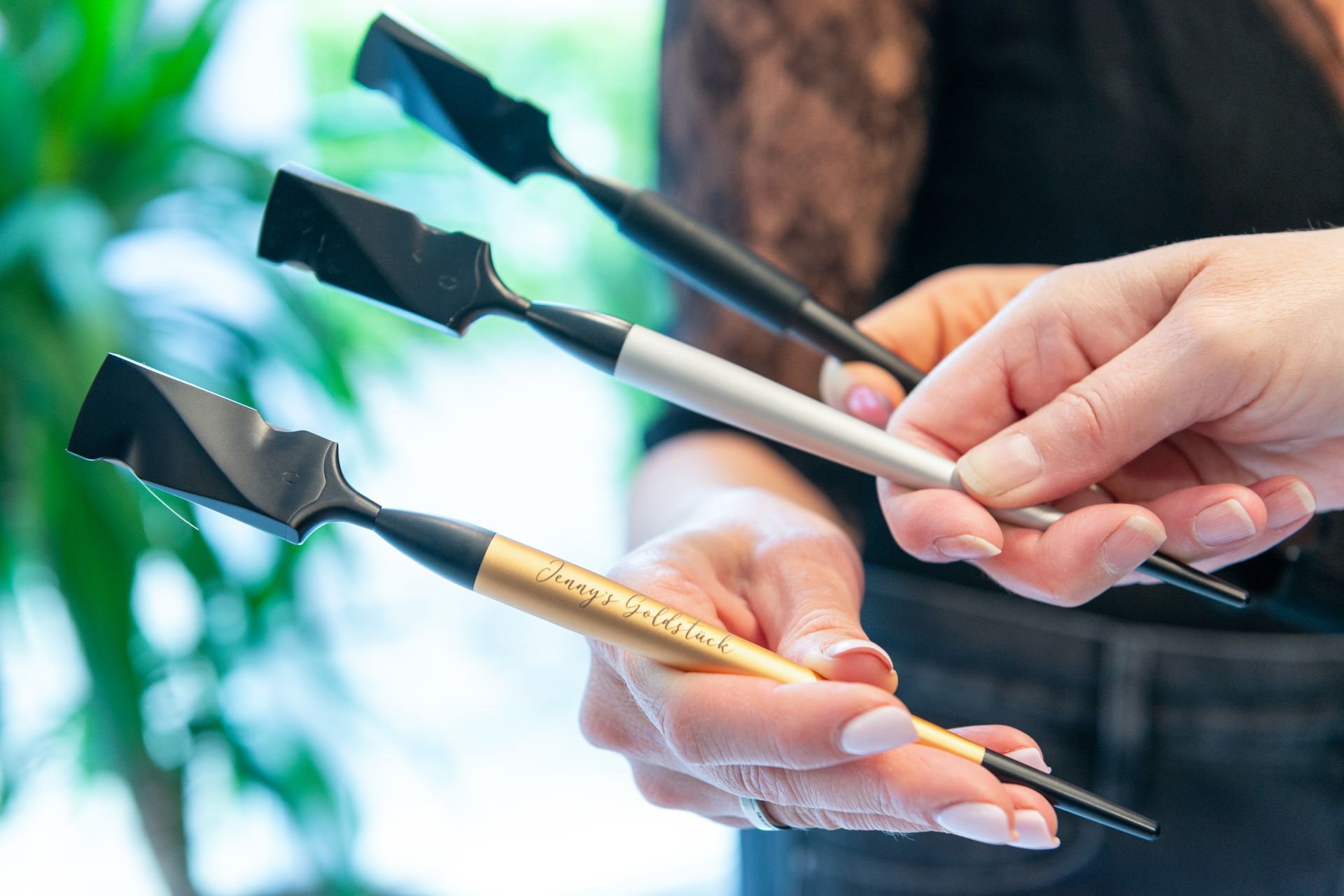 Drei Calligraphy-Cut Messer in verschiedenen Varianten – professionelles Schneidewerkzeug im Salon Cut and Style Bielefeld