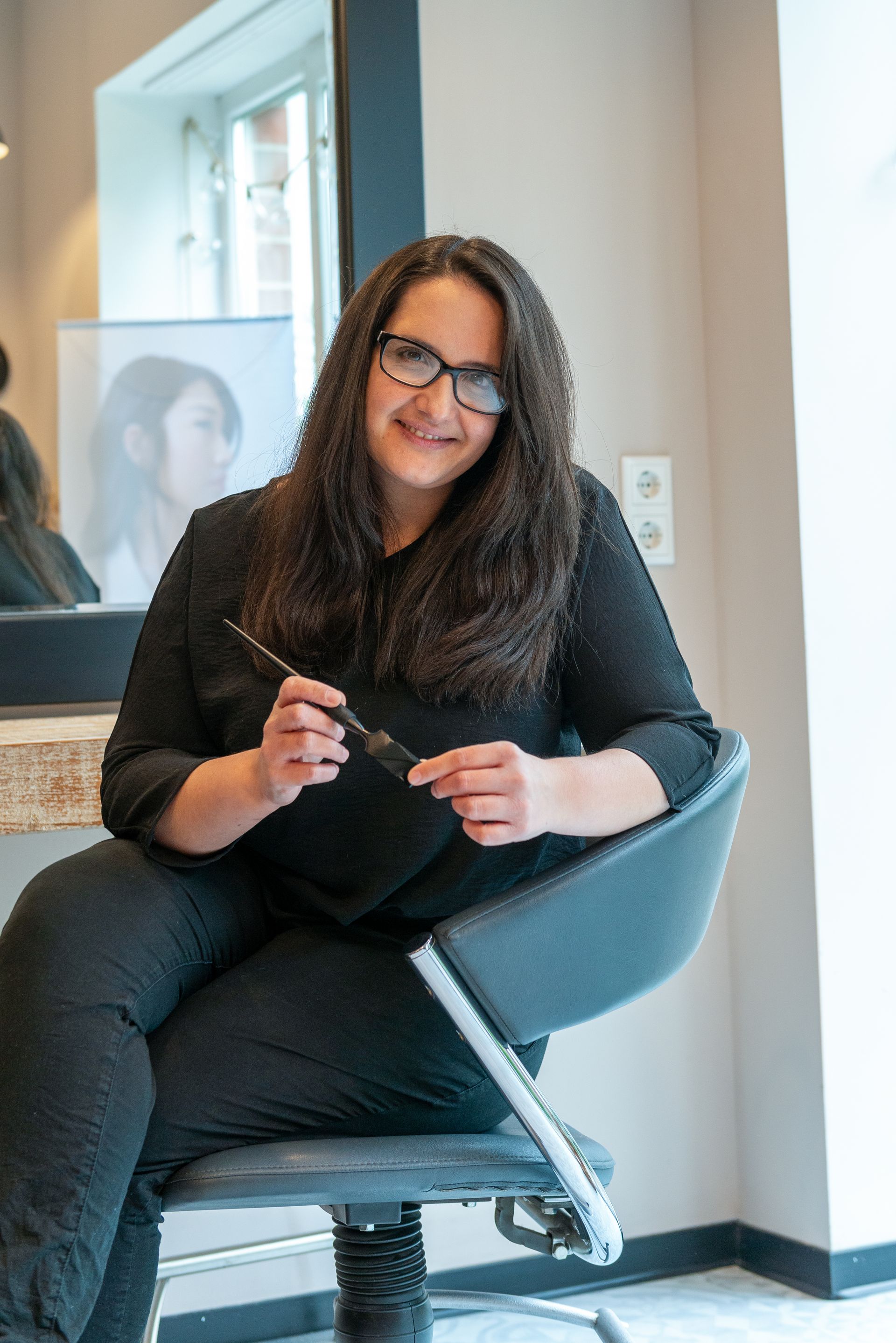 Ana, Professional Stylist bei Cut and Style Bielefeld, mit Calligraphy-Messer in der Hand