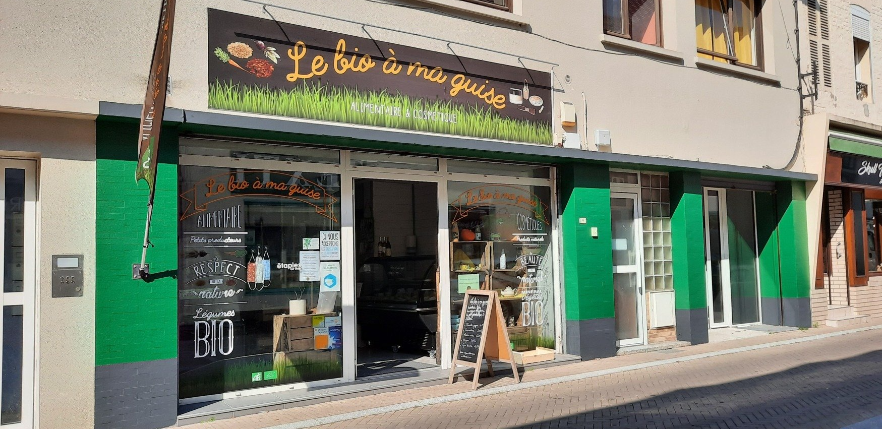 Photo d'extérieur : la façade du magasin en centre-ville d'Etaples