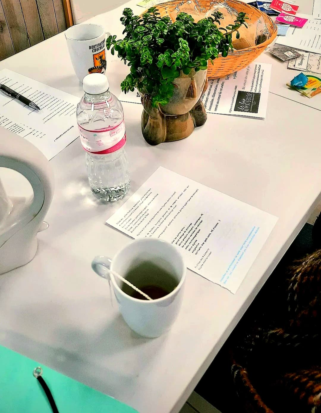 La table de nos ateliers, installée au milieu du magasin