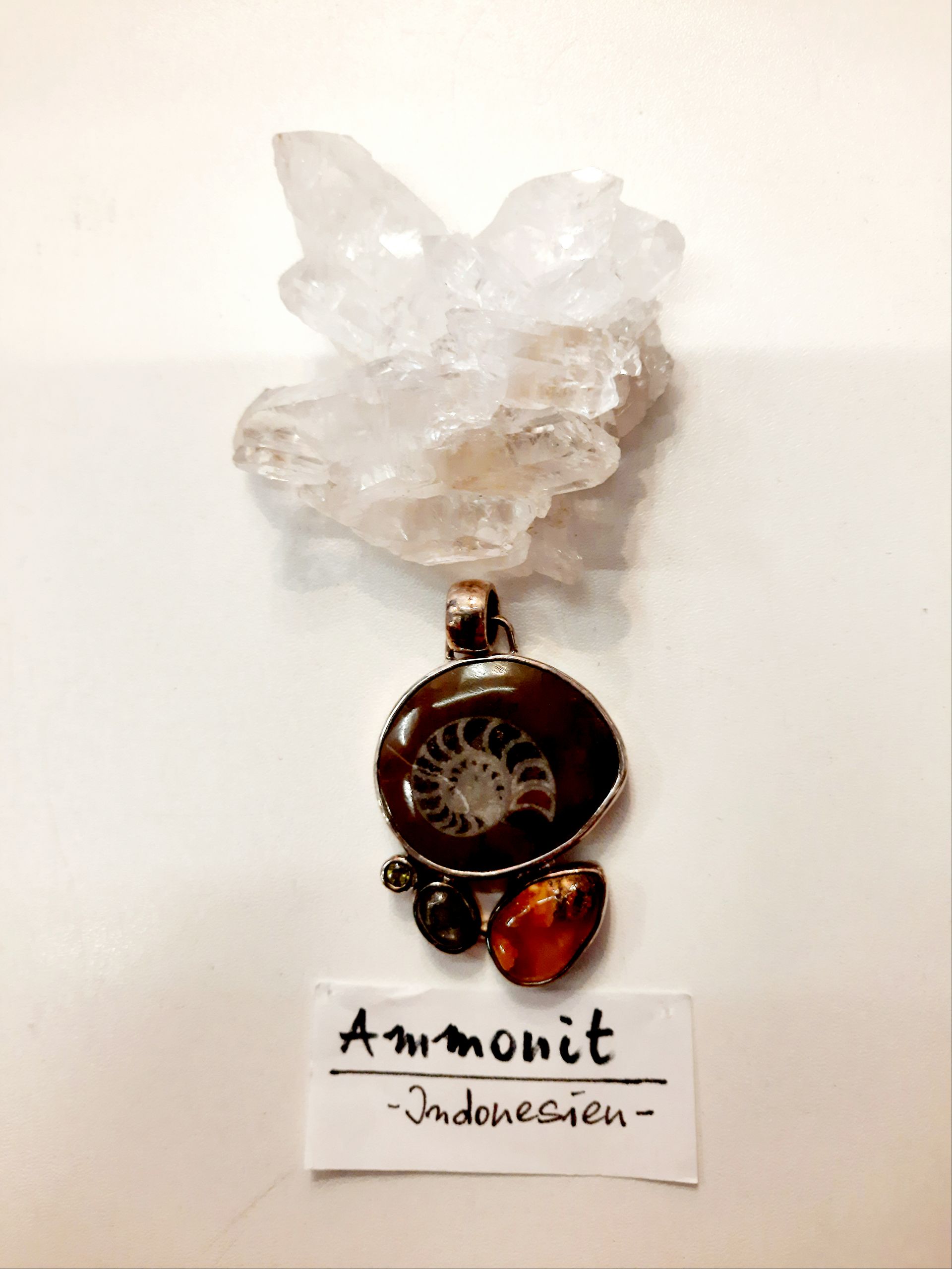 Ammonit trifft auf Bernstein, Labradorith und Peridot, ein herrlich schöner Anhänger