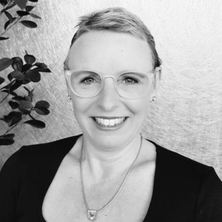 Lächelnde Frau im Kostüm