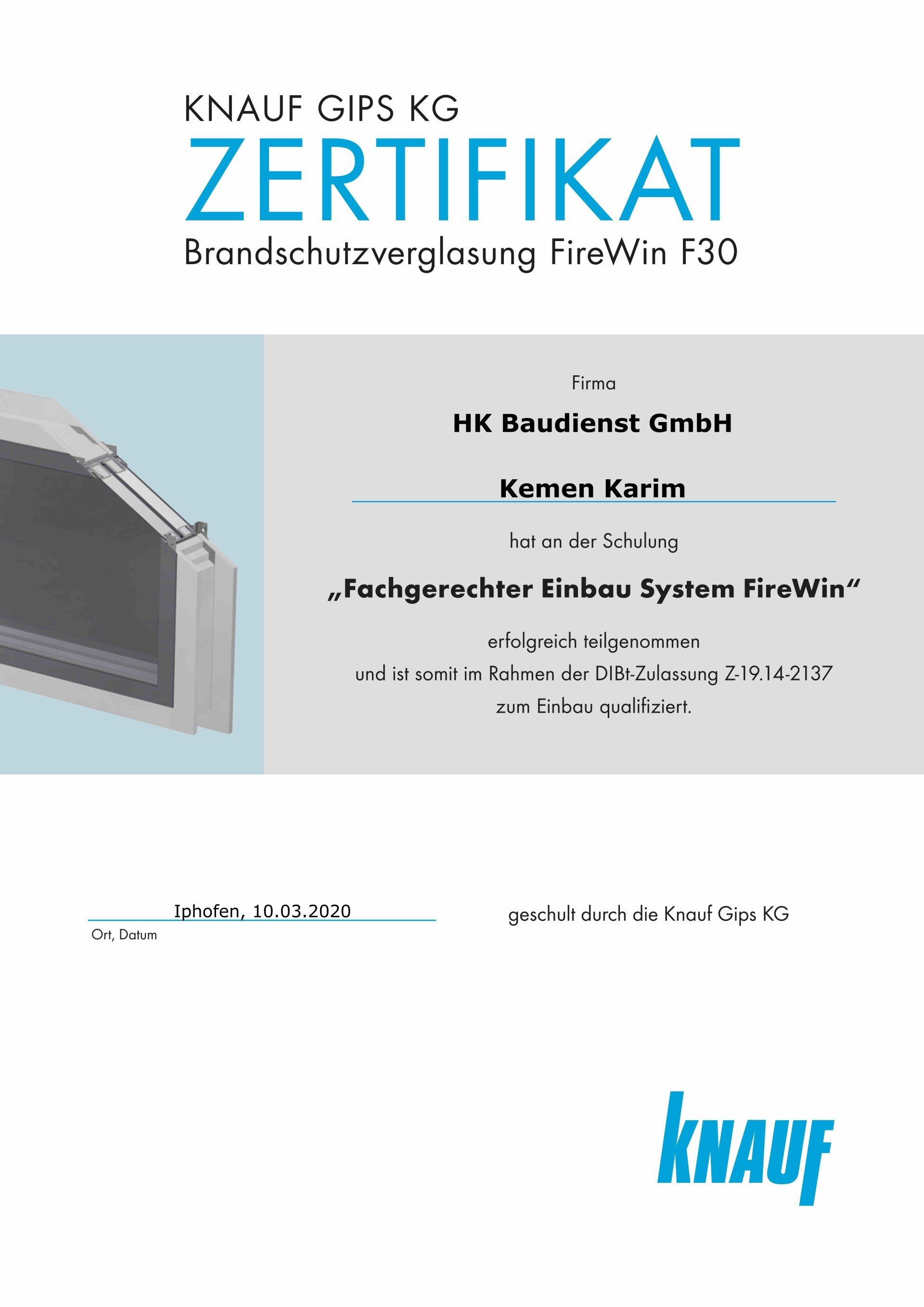 Erläuterung zur Zulassung für das Knauf-Produkt Fir eWin F30 Sehr geehrter Kunde, das Knauf FireWin F 30 Fertigfenster steht für unko mplizierten und schnellen Einbau in leichte Trennwände. Auf den ersten Blick ist sie ni cht vom herkömmlichen EasyWin Fertigfenstern zu unterscheiden. Bei der FireWin F 30 bietet die Verglasung nun auch 30 Minuten Brandschutz, abgedeckt über eine umfangreic he Zulassung durch das DIBt. FireWin ist als Aluminium-Monoblockelement werksseitig drei fach verglast und mit Streifen versehen, die im Brandfall aufschäumen. Die äußeren Scheiben bestehen aus 6 mm Einscheibensicherheitsglas und bilden mit der Oberf läche der Trockenbauwand eine Ebene. Als Mittelscheibe dient eine 11 mm dicke Verbundgla sscheibe Pyranova S2.0.11. Bereits in der Produktion werden die Elemente innen gereinigt, so dass es keine Fingerabdrücke auf den Innenseiten oder Staubeinschlüsse zwischen den Gläsern gibt. Was bedeutet das für Sie? • Die Anforderung der Zulassung mit Angabe des Bauvo rhabens erfolgt wie gewohnt über Ihren Fachberater von Knauf oder über Knauf Di rekt, unseren technischen Auskunftsservice. Die Zulassung geht Ihnen dann per E-Mail zu. • Einbau der FireWin nach den in der Zulassung Z-19. 14-2137, oder den technischen Unterlagen vorgegebenen Rahmenbedingungen. • Nach Zulassung dürfen nur geschulte, eingewiesene und/oder erfahrene Fachunternehmer FireWin Verglasungsrahmen einbauen. Die Schulung wurde durchgeführt bzw. die Voraussetzung ist bei Ihnen b ereits gegeben. Die Bestätigung der Teilnahme der Schulung erhalten Sie mit dem beigefügten pdf- Dokument. Ihre Firmenadresse, wird von uns beim DI BT (Deutsches Institut für Bautechnik) hinterlegt. Mit freundlichen Grüßen