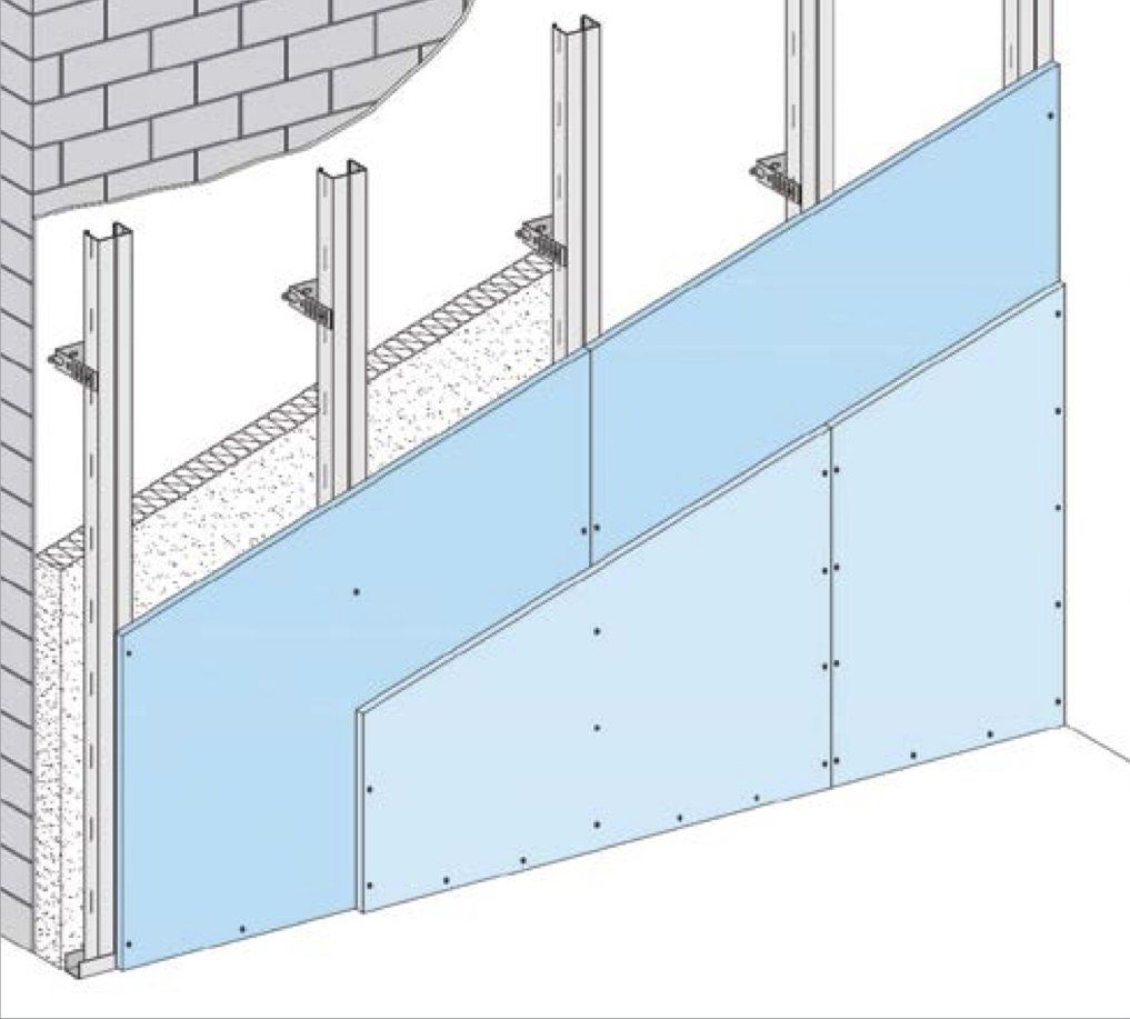 K25 Knauf Fireboard-Stützen- und Träger-Bekleidungen Konstruktion + Montage Konstruktion Feuerschutzbekleidungen von Trägern und Stüt- zen aus Stahl sind mit Fireboard bis zur Feuerwi- derstandsklasse F 180 A möglich, Feuerschutzbe- kleidungen von Balken und Stützen aus Holz bis zur Feuerwiderstandsklasse F 90 B. Knauf Fireboards sind nichtbrennbare Gipsvlies- platten der Baustoffklasse A1 nach DIN 4102-1 mit dem Prüfzeichen ZPA-III 4.290. Knauf Fireboards sind in Dicken von 15, 20, 25 und 30 mm verfügbar. Montage K252 Stahlträger-Bekleidung mit Metall-Unterkonstruktion ■ Winkelprofil 30 x 30 x 0,7 mm mit Knauf De- ckennagel BZN 6-5 (Einsatz und Montage ge- mäß bauaufsichtlicher Zulassung Nr. Z-21.1- 398) mit Abstand ≤ 750 mm bei Stahlbetonde- cken bzw. bei anderem Material des Befesti- gungsuntergrundes mit geeigneten und zugel- assenen Verankerungselementen befestigen. ■ Knauf Stützenklipps im Abstand ≤ 750 mm auf Stahlträger-Flansche (Dicke ≤ 16 mm) aufste- cken und CD-Profile 60/27 mit Stützenklipps verbinden. ■Fireboards mit Schnellbauschrauben im Ab- stand von max. 200 mm befestigen. ■Stirnkantenstoßhinterlegung mit Fireboard- Streifen, b = 180 mm (Verklebung mit Fireboard- Spachtel), bei einlagiger Beplankung. Verfugen / Verspachteln Allgemein ■ Fireboard-Stützen- und Träger-Bekleidungen benötigen aus brandschutztechnischen Grün- den keine vollflächige Spachtelung. ■ Brandschutztechnisch erforderlich ist jedoch das Füllen der Plattenfugen und das Überspachteln von Schraubenköpfen oder Klammern und Stirn- seiten mit Fireboard-Spachtel. ■ Bei Stützen wird die Verwendung von Eck- schutzschienen empfohlen. ■Auch bei Gussasphalt-Estrich Fireboard erst nach Estrich-Verlegung spachteln. Fireboard-Stahlstützen- und Stahlträger-Beklei- dungen werden mit Metall-Unterkonstruktion und geschraubter Beplankung oder ohne Unterkon- struktion mit Fireboard-Streifen und geklammerter Beplankung ausgeführt. Fireboard-Holzstützen- und Holzträger-Beklei- dungen werden ohne Unterkonstruktion ausge- führt. Fireboard-Bekleidungen bei Holzträgern wer- den direkt geklammert, bei Holzstützen werden die Fireboards an den Stirnseiten geklammert. K252 Stahlträger-Bekleidung mit Fireboard-Streifen - geklammert ■ Fireboard-Streifen (b = 150 mm, d = 25 mm) am Plattenstoß und als Hinterfütterung mit Achsab- stand von max. 600 mm zwischen Stahlträger- Flansche einklemmen, an der Trägerunterseite am Plattenstoß einlegen. ■ Verklammern der Fireboards mit den Platten- streifen und stirnseitig mit Abstand ≤ 120 mm, an den Plattenstößen mit Abstand 50 mm. Stahl- klammern gemäß DIN 18182-3 verwenden. K254 Holzträger-Bekleidung ohne Unterkonstruktion ■ Verklammern der Fireboards an den Holzbalken mit Abstand ≤ 120 mm, an Plattenstößen mit Ab- stand ≤ 50 mm. Anmachverhältnisse 25 kg Fireboard-Spachtel : 21 l Wasser oder 1,2 kg Fireboard-Spachtel : 1 l Wasser. Fugen spachteln Dünne Schicht Fireboard-Spachtel auftragen und Glasfaser-Fugendeckstreifen einlegen. Weiteren Arbeitsgang erst nach Durchtrocknen des Spach- telmaterials. Flächiges Spachteln Ein zusätzliches Überziehen der Fläche mit Fireboard-Spachtel empfiehlt sich, wenn besonde- re Anforderungen an die Oberfläche gestellt wer- den. Nachweise K252 Stahlträger-Bekleidung ABP P-3080/0709 (geschraubt) ABP P-3203/2038 (geklammert) K253 Stahlstützen-Bekleidung ABP P-3081/0719 K254 Holzträger-Bekleidung ABP P-3497/3879 K255 Holzstützen-Bekleidung ABP P-3982/0729 K253 Stahlstützen-Bekleidung mit Metall-Unterkonstruktion ■ Knauf Stützenklipp im Abstand von ≤ 1000 mm auf die Flansche (Dicke ≤ 16 mm) der Stahlstüt- zen stecken. ■ Verbinden der CD-Profile 60/27 mit den Klipps. ■ Verschrauben der Fireboards mit den CD-Pro- filen mittels Schnellbauschrauben im Abstand von max. 150 mm. ■ Hinterlegen und Verschrauben der Plattenstöße mit CD-Profilen. ohne Unterkonstruktion ■ Verklammern der Fireboards stirnseitig im Ab- stand ≤ 100 mm. K255 Holzstützen-Bekleidung ohne Unterkonstruktion ■ Verklammern der Fireboards stirnseitig im Ab- stand ≤ 120 mm. Oberflächenbehandlung Nach dem Trocknen die verspachtelten Bereiche, soweit erforderlich, leicht schleifen. Vor dem Auf- bringen einer Beschichtung (z.B. Anstrich, Ta- pete) Fläche mit einer geeigneten Grundierung vorstreichen. Verarbeitungstemperatur Für das Verspachteln sollte die Raumtemperatur ca. 10 °C nicht unterschreiten.