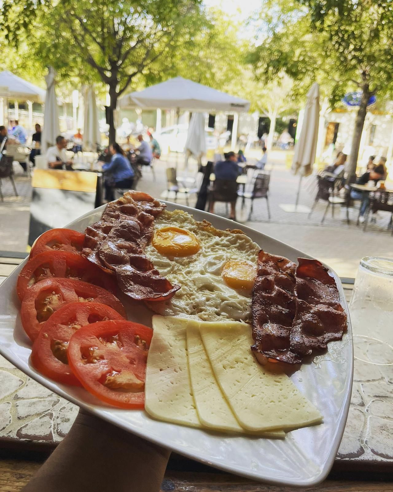 La mejor terraza de la Alameda, donde te servimos desayunos; almuerzos; meriendas y cenas. El Badulaque Café , Pizzas y más...