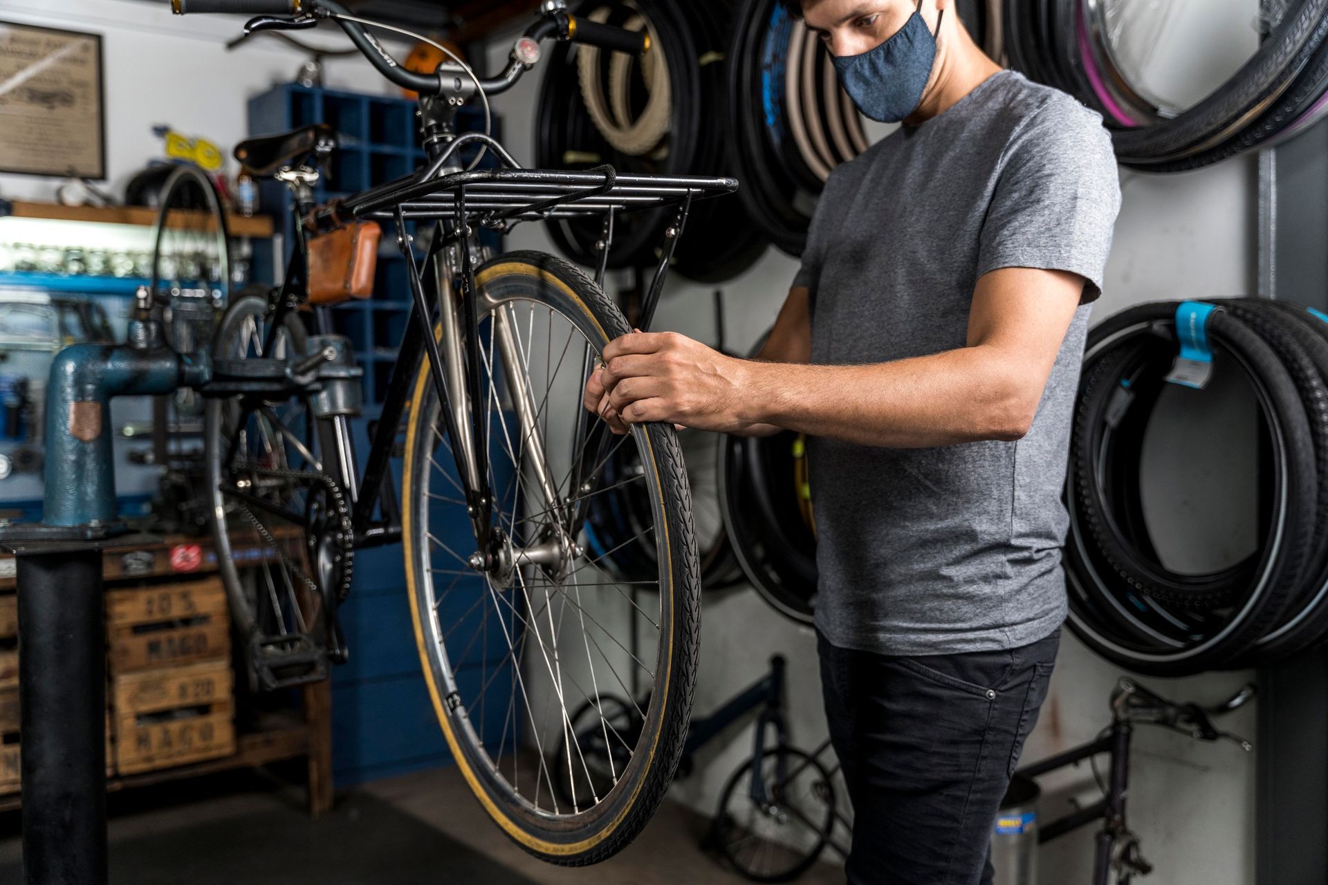 Our company offers a professional bike workshop and repair service, led by highly experienced mechanics . Se repara todo tipo de bicicletas