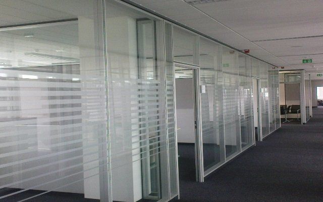 bueroeinrichtung-konstanz-glas-trennwand