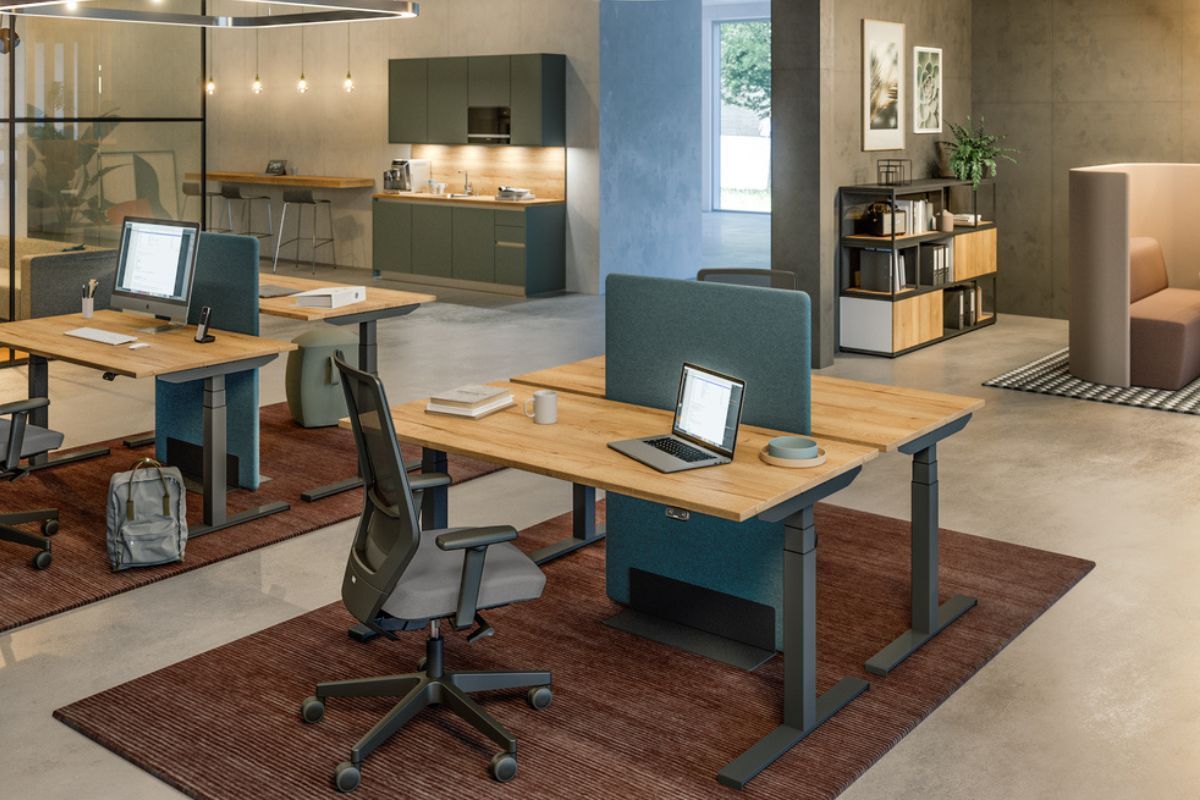 Moderne Büroeinrichtung in Singen. Schreibtische und Bürostuhl.