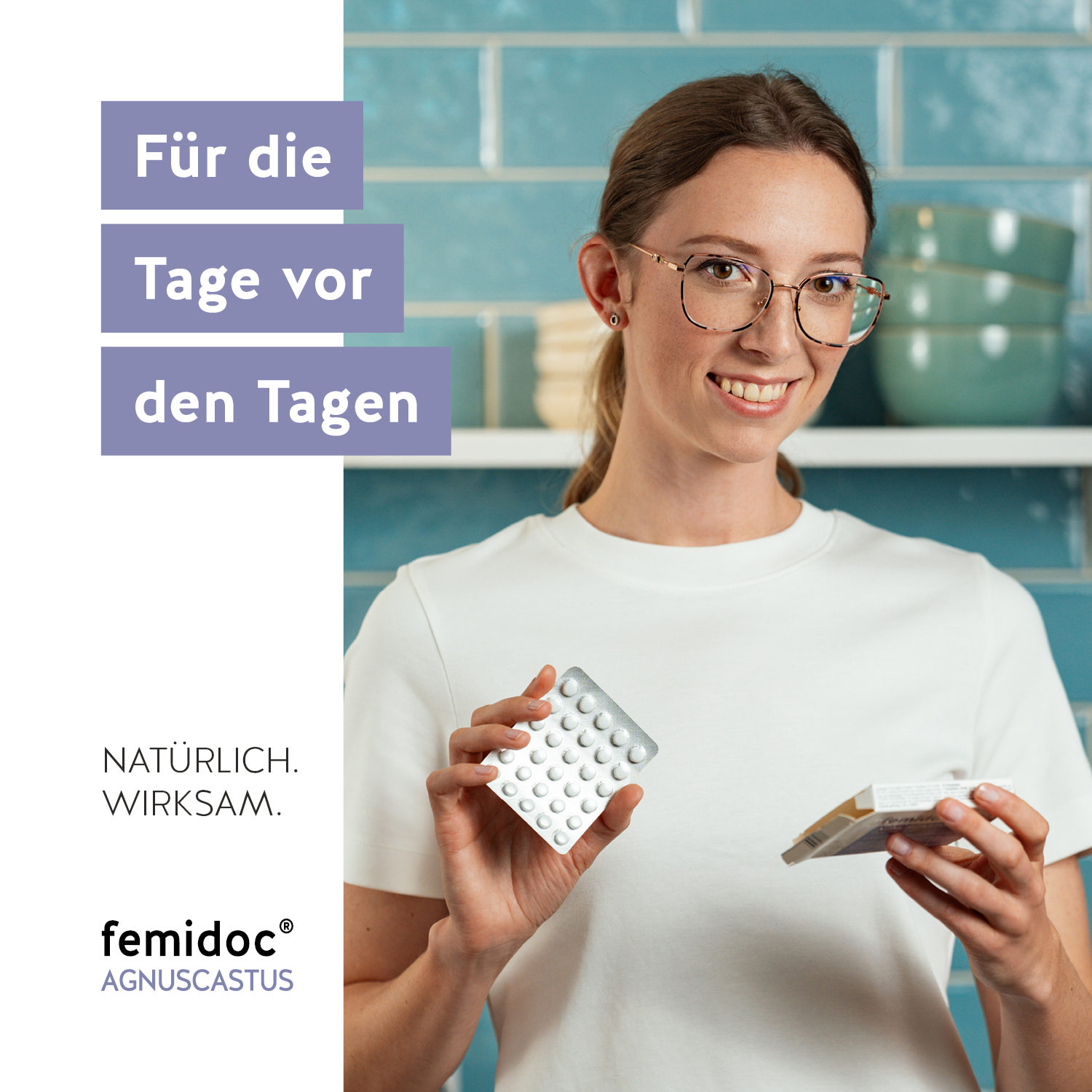 Sympatische Frau hält femidoc AGNUSCASTUS Tabletten in der Hand