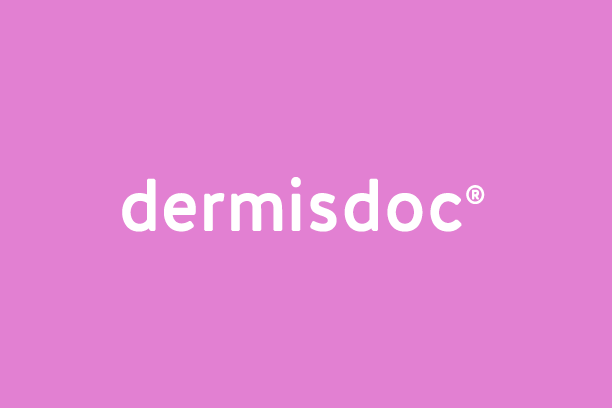 dermisdoc logo auf pinkem hintergrund