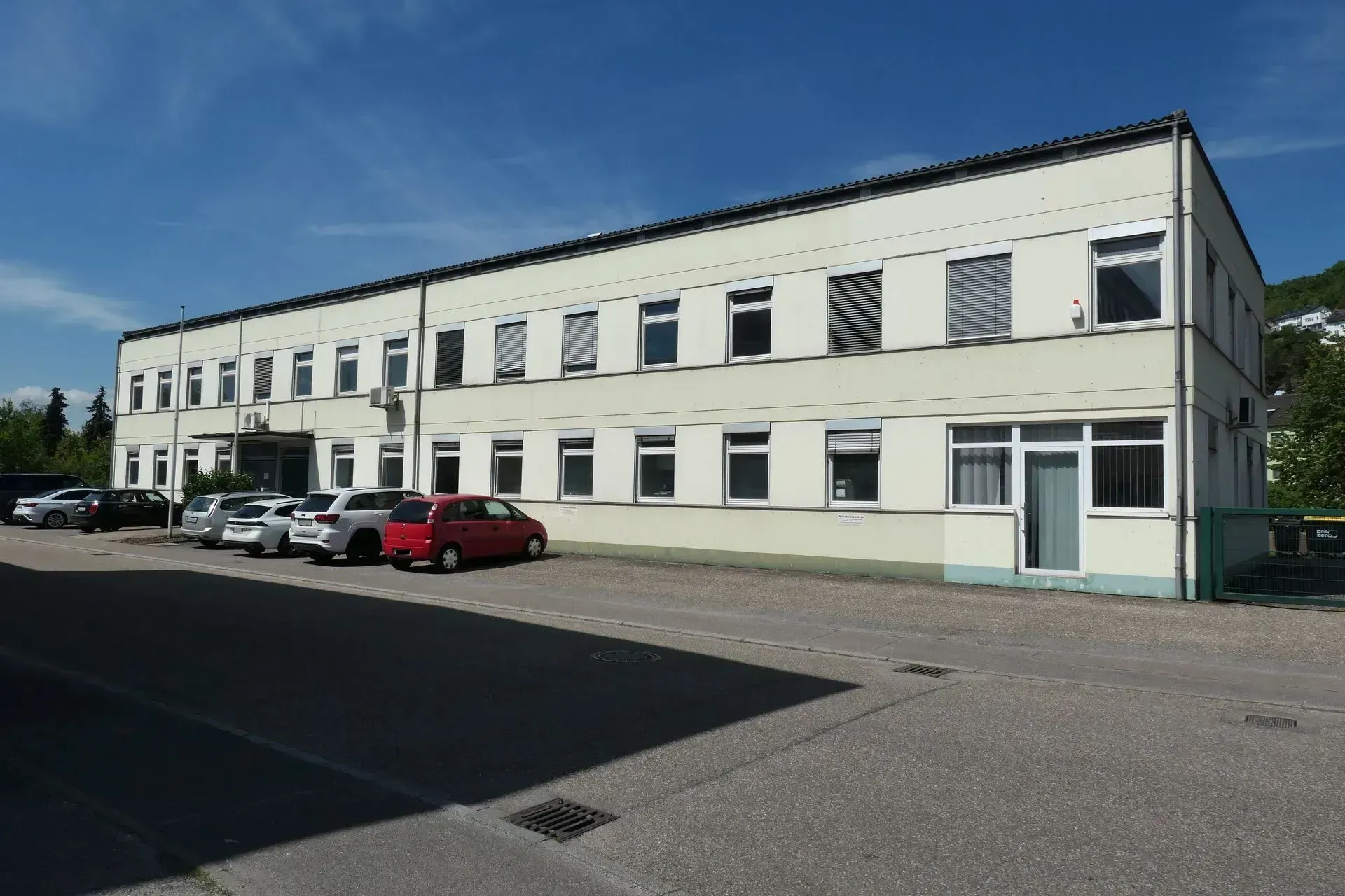 Gewerbeimmobilie in Niefern Öschelbronn für Büro zu mieten, Aussenanlage