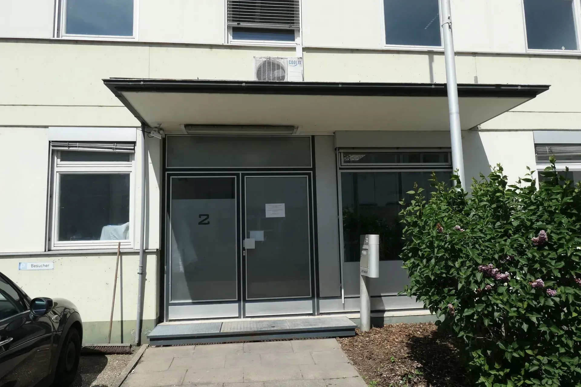 Gewerbeimmobilie in Niefern Öschelbronn für Büro zu mieten, Eingang