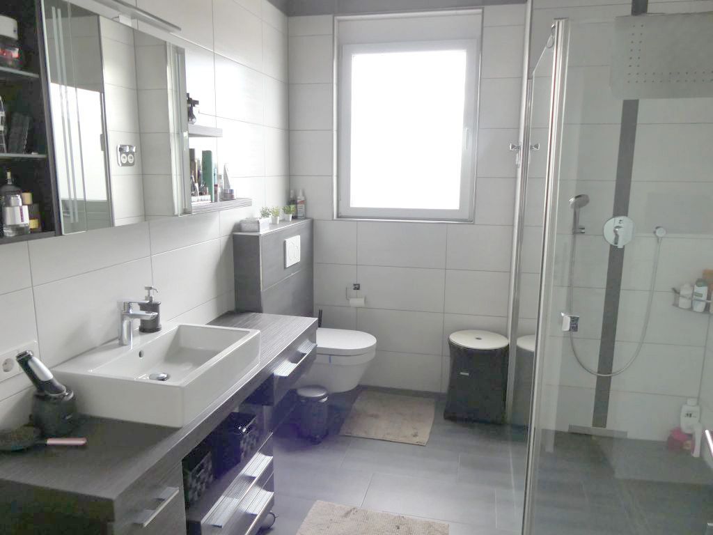 moderne Wohnung aus dem Jahr 2014 befindet sich im 2. Obergeschoss und Dachgeschoss eines Mehrfamilienhauses zu verkaufen