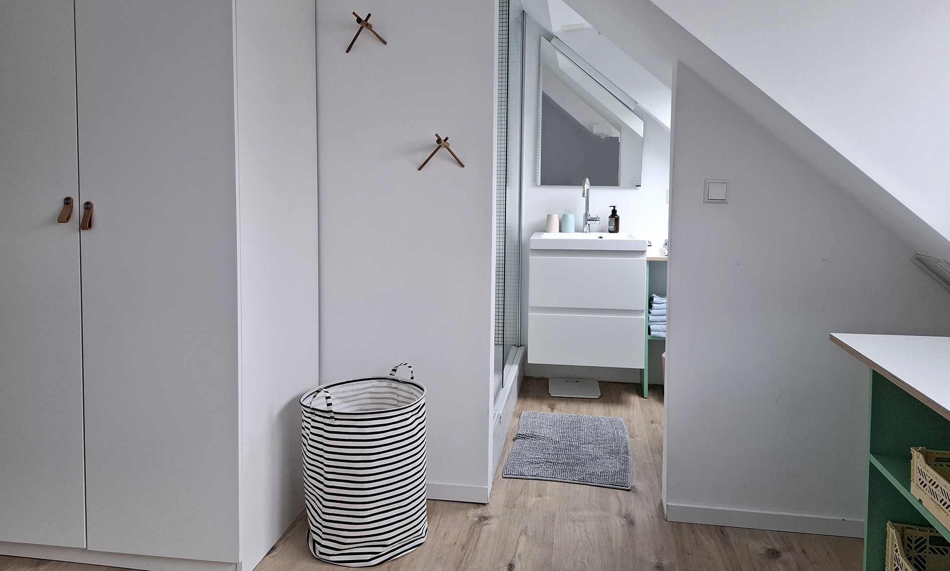 Vermietung einer 3 Zimmer Wohnung im Dachgeschoss in Karlsruhe Weiherfeld; Bad am Schlafzimmer