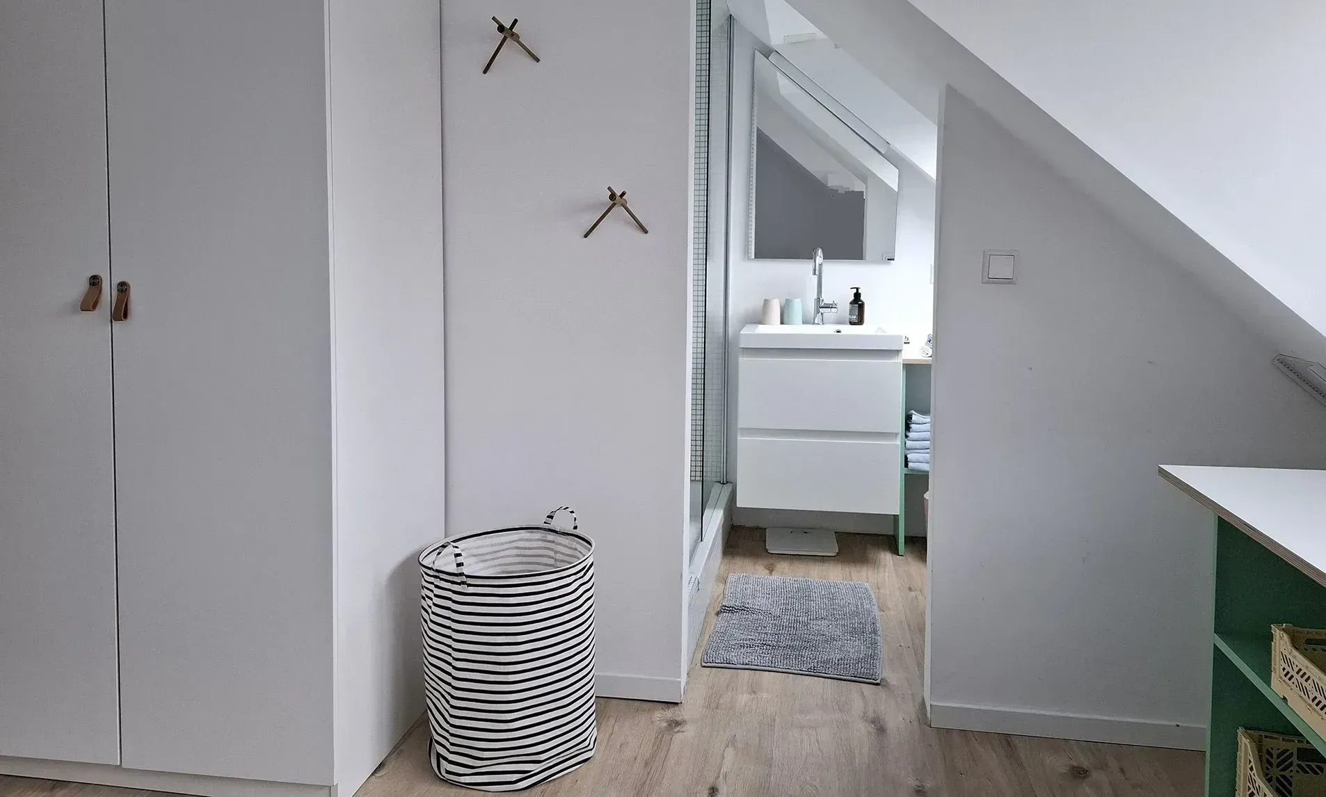 Vermietung einer 3 Zimmer Wohnung im Dachgeschoss in Karlsruhe Weiherfeld; Bad am Schlafzimmer