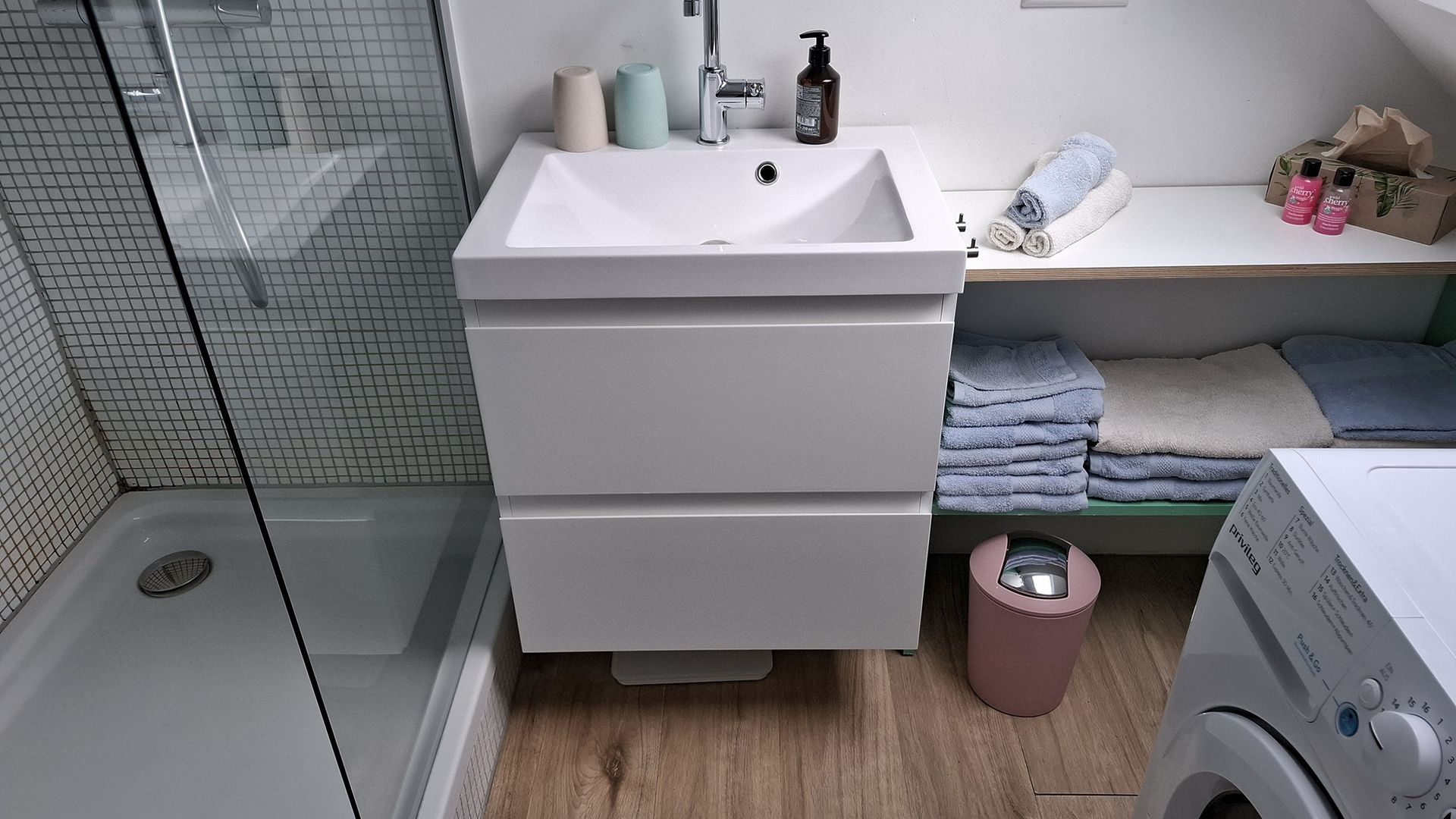 Vermietung einer 3 Zimmer Wohnung im Dachgeschoss in Karlsruhe Weiherfeld, Bad