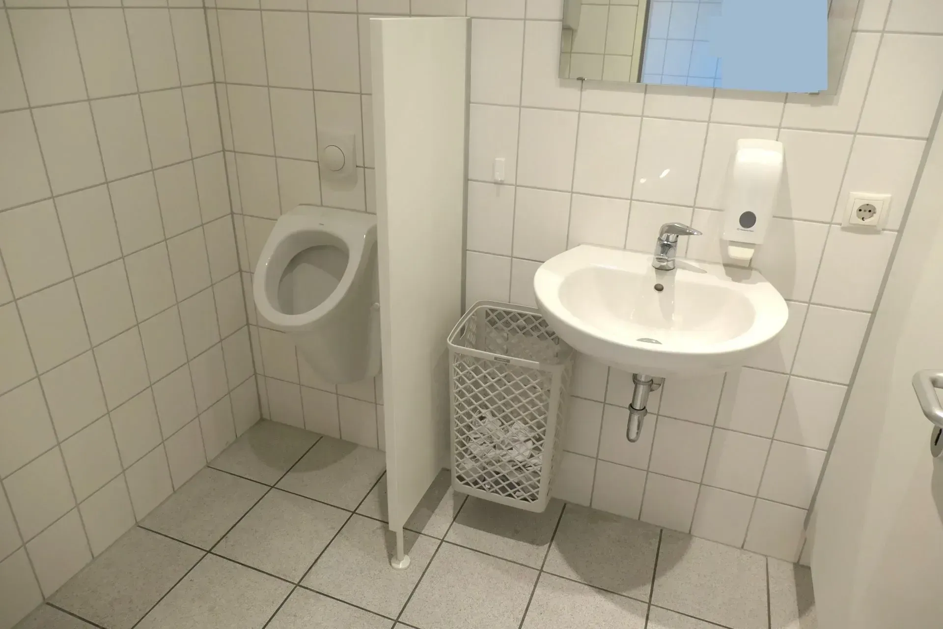 Gewerbeimmobilie in Niefern Öschelbronn für Büro zu mieten, Sanitaer