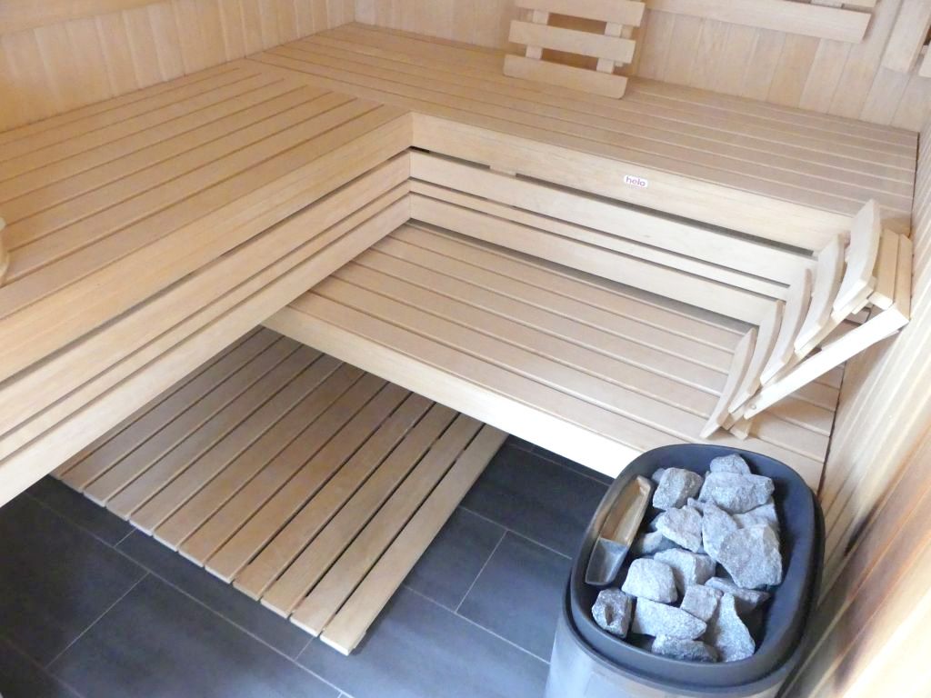 moderne Wohnung mit Sauna im 2. Obergeschoss und Dachgeschoss eines Mehrfamilienhauses in Leopoldshafen zu verkaufen
