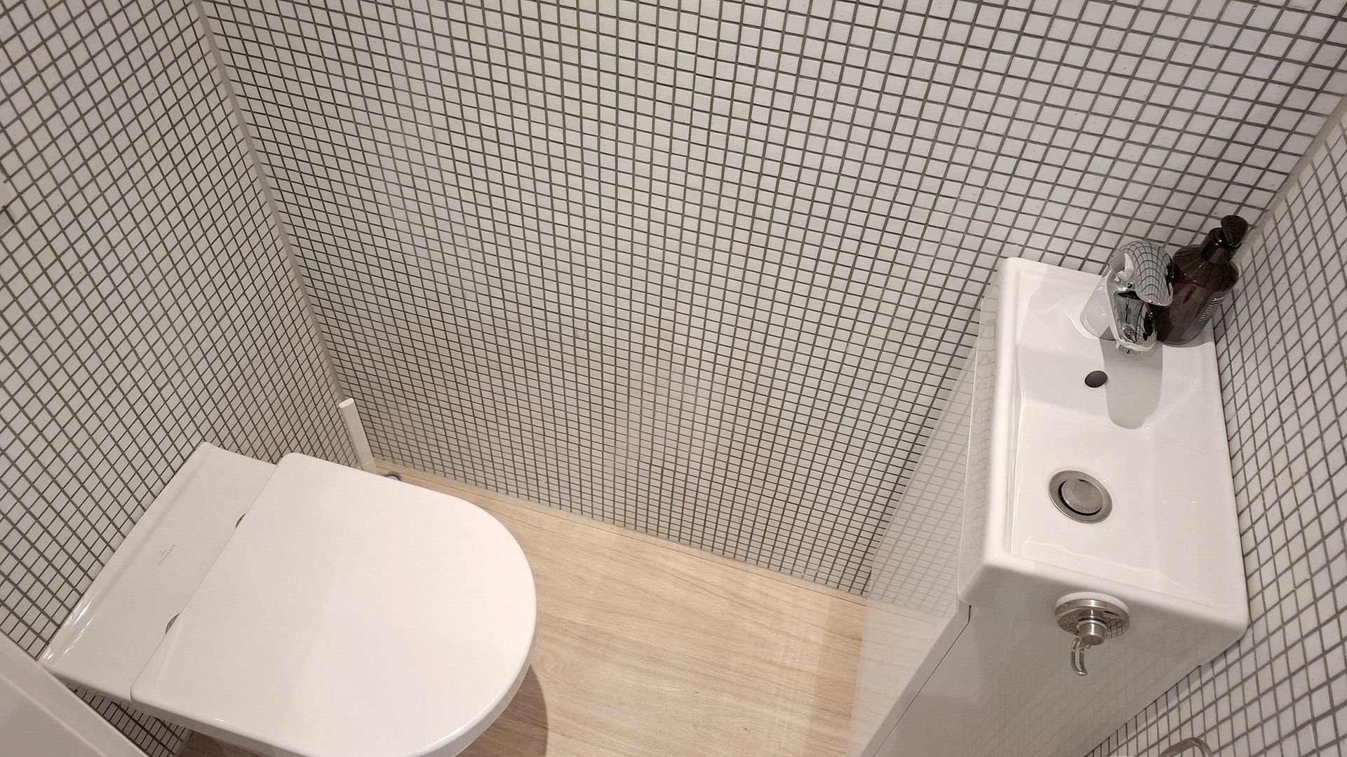 Vermietung einer 3 Zimmer Wohnung im Dachgeschoss in Karlsruhe Weiherfeld, Gäste WC