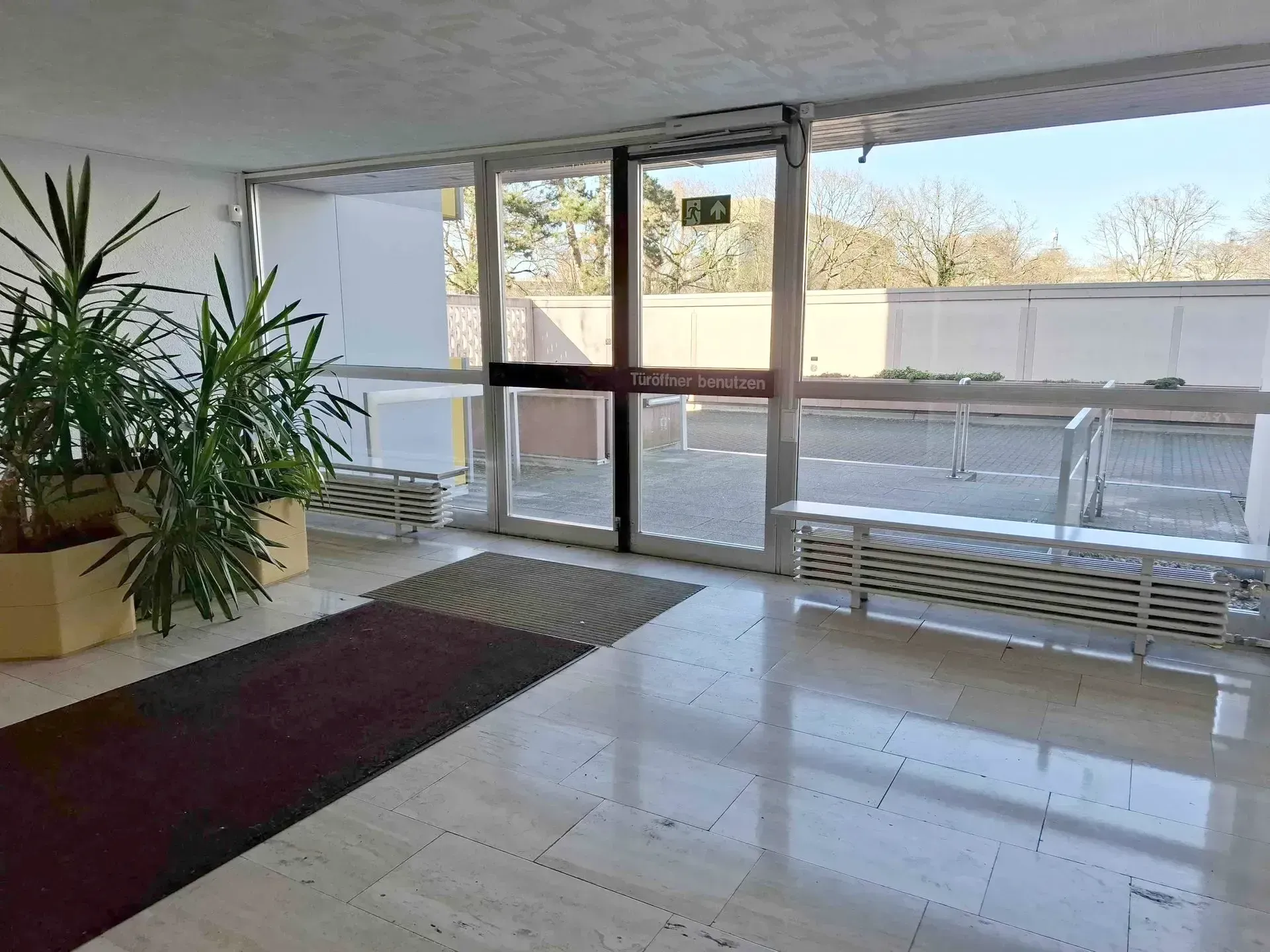 Sonnige 3 Zi Etagen Wohnung in Hochhaus in der Karlsruhe Südweststadt mit Eingangshalle