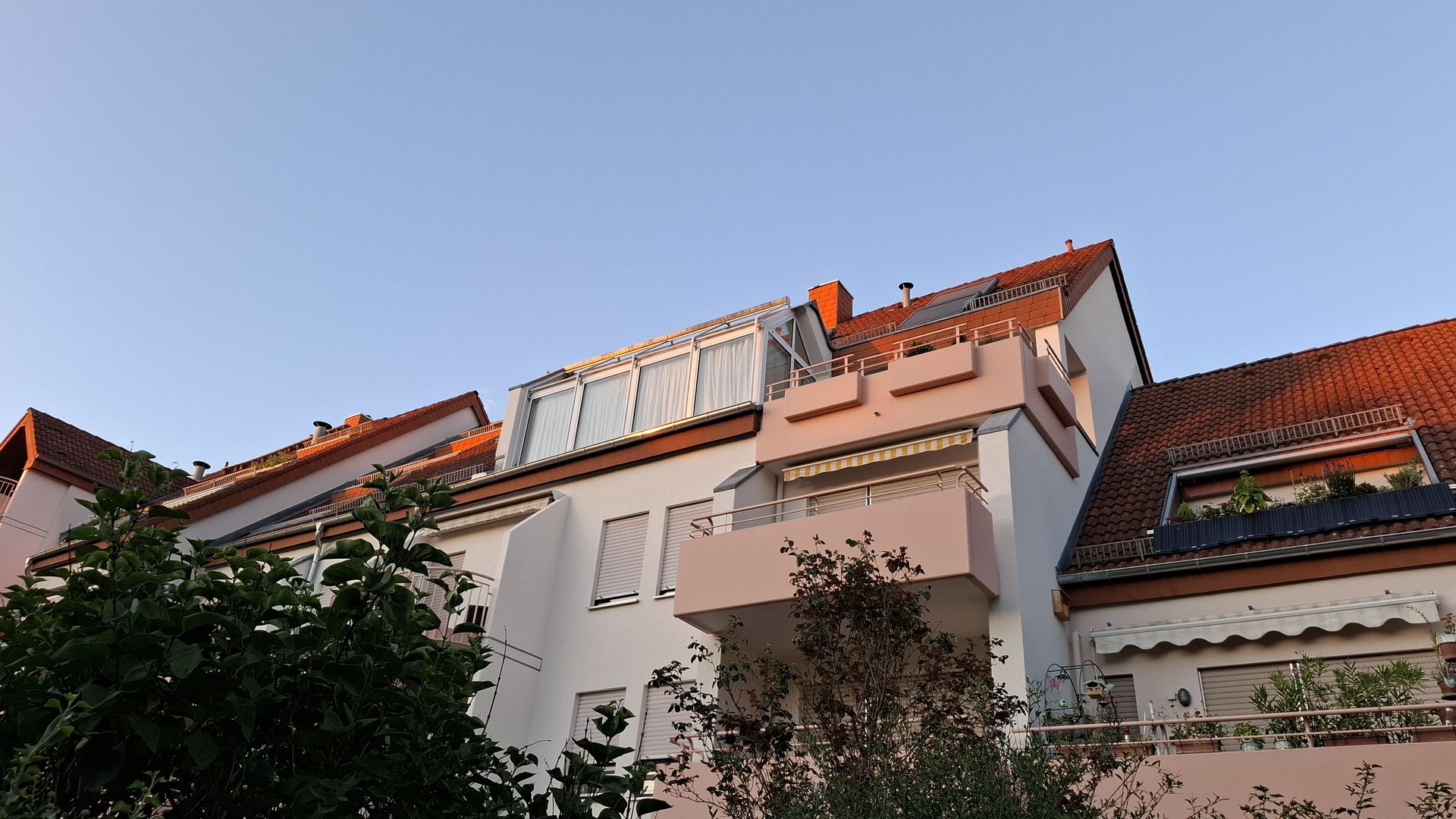 Verkauf Maisonette mit offenem Wohn- und Essbereich mit Glasschiebetür zur Küche mit Zugang zur sonnigen Dachterrasse