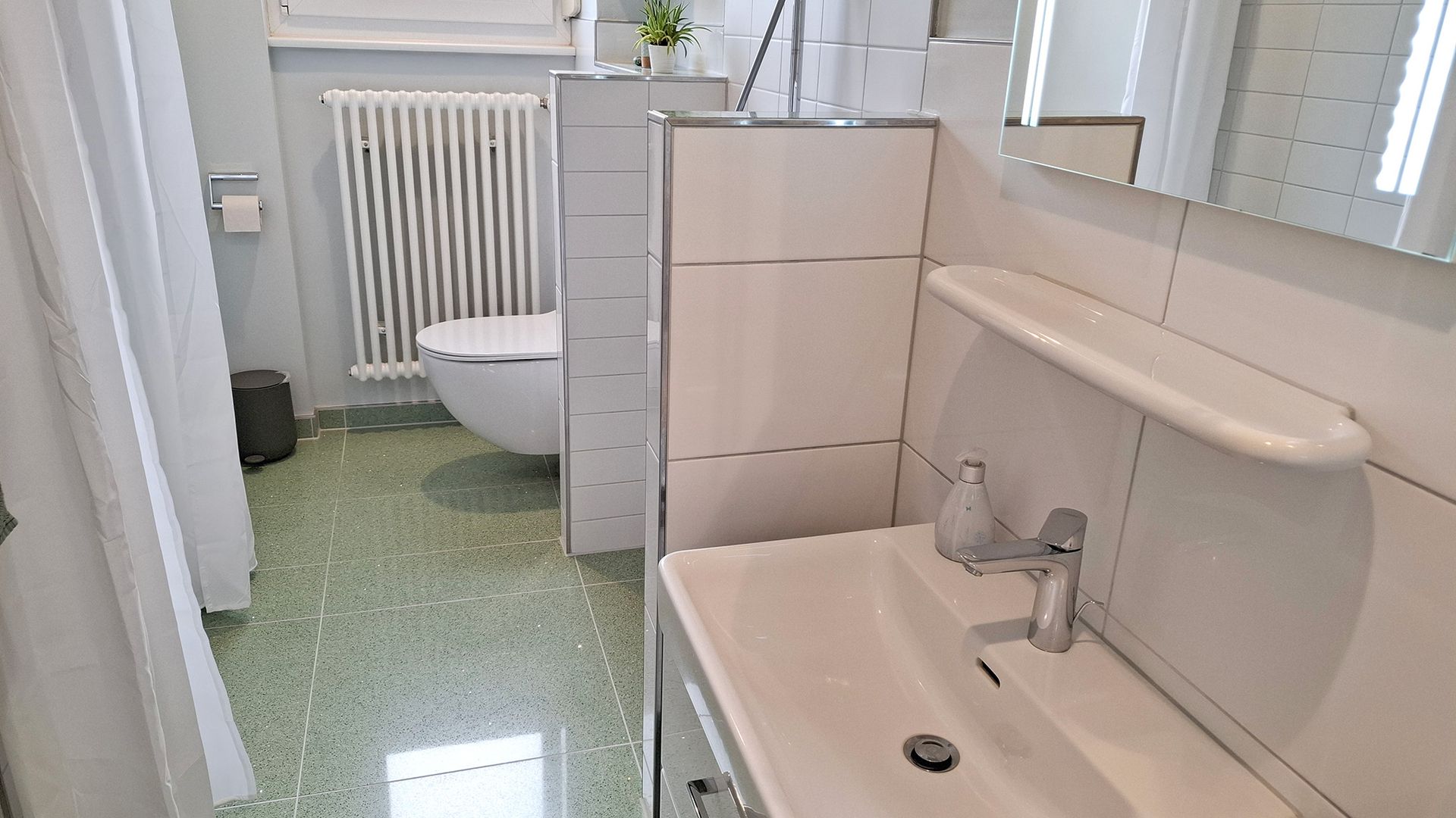 Obergeschoss befinden sich drei nahezu gleich große Schlafzimmer sowie ein hochwertig modernisiertes Tageslichtbad