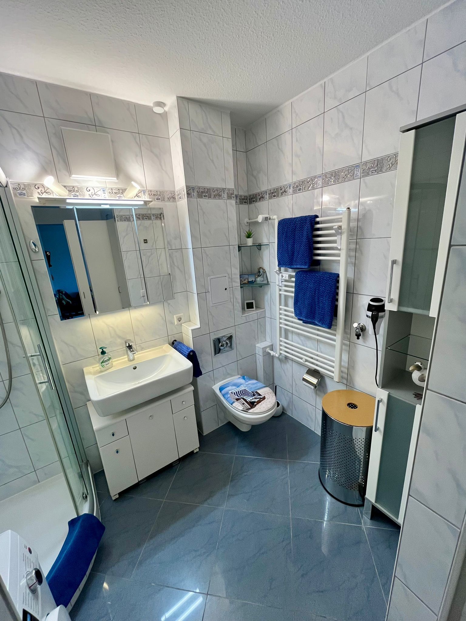 zu vermieten möblierte Wohnung mit wie Geschirr, Waschmaschine, Trockner, Staubsauger, Bügeleisen etc.