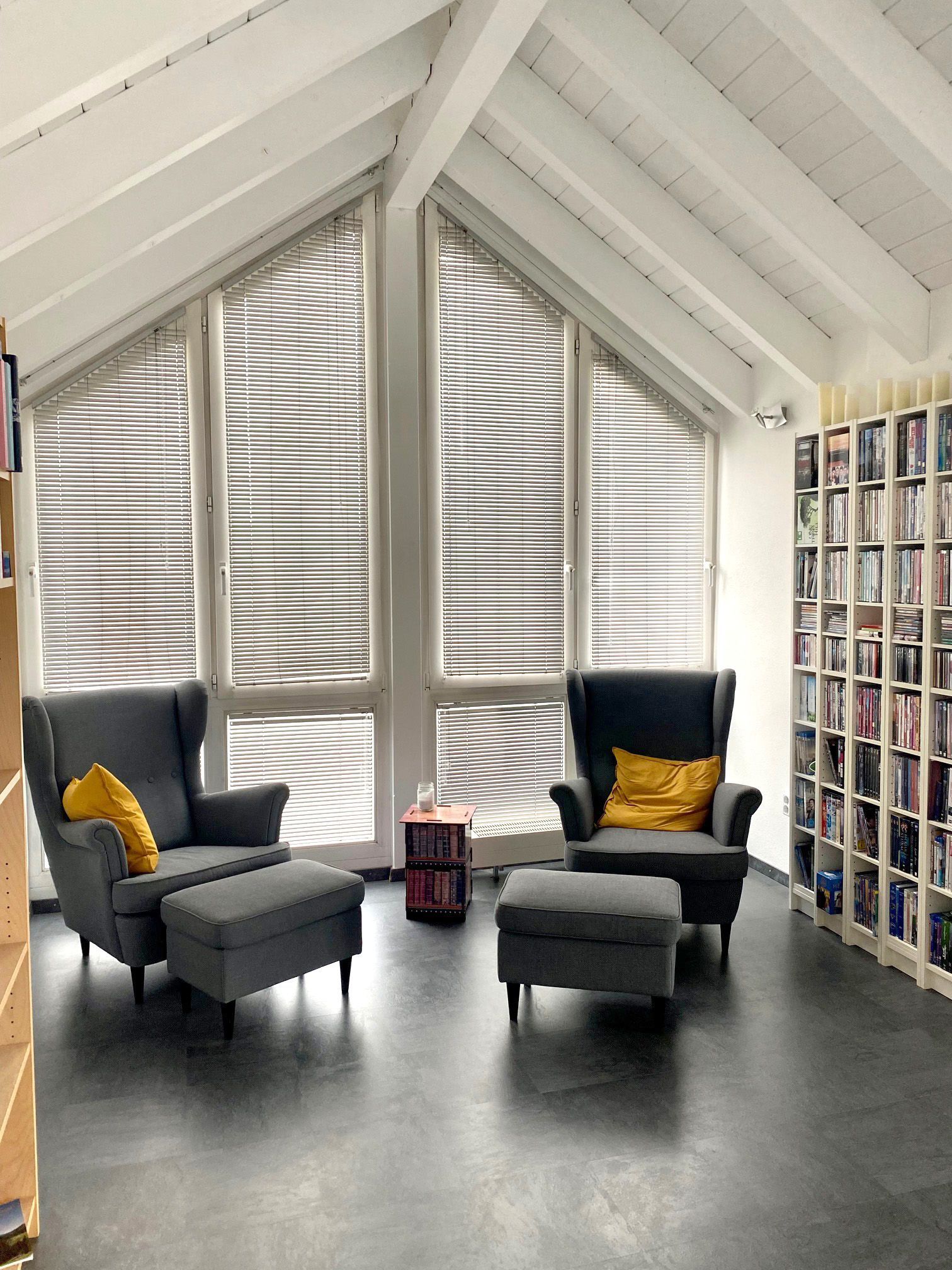 Biliothek mit Leseecke im Obergeschoss
