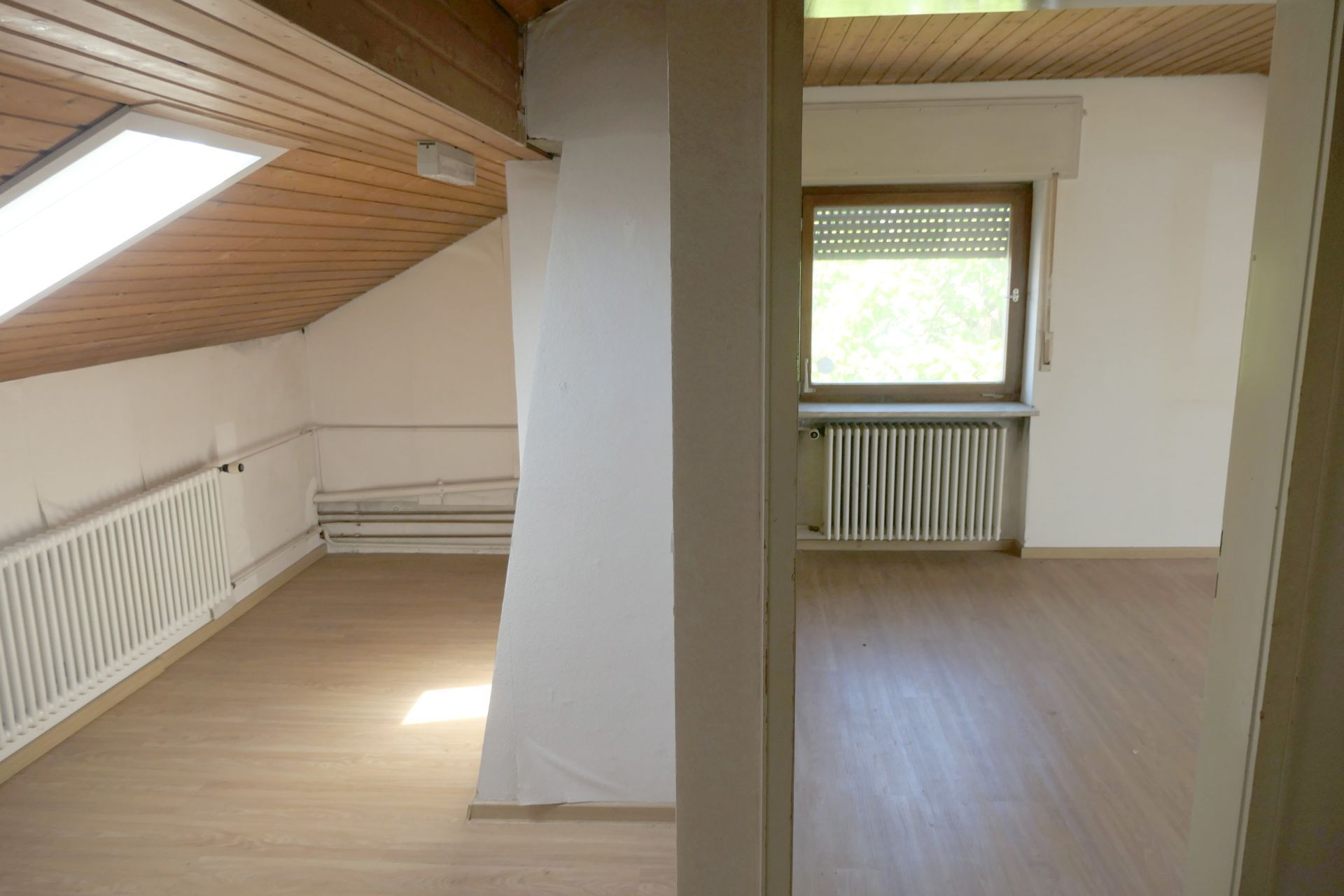 Dank durchdachter Grundrissstruktur, separatem Seiteneingang und ausbaufähigem Dachgeschoss eignet sich die Immobilie ideal für Familien, Mehrgenerationenhaushalte oder individuelle Wohnkonzepte.