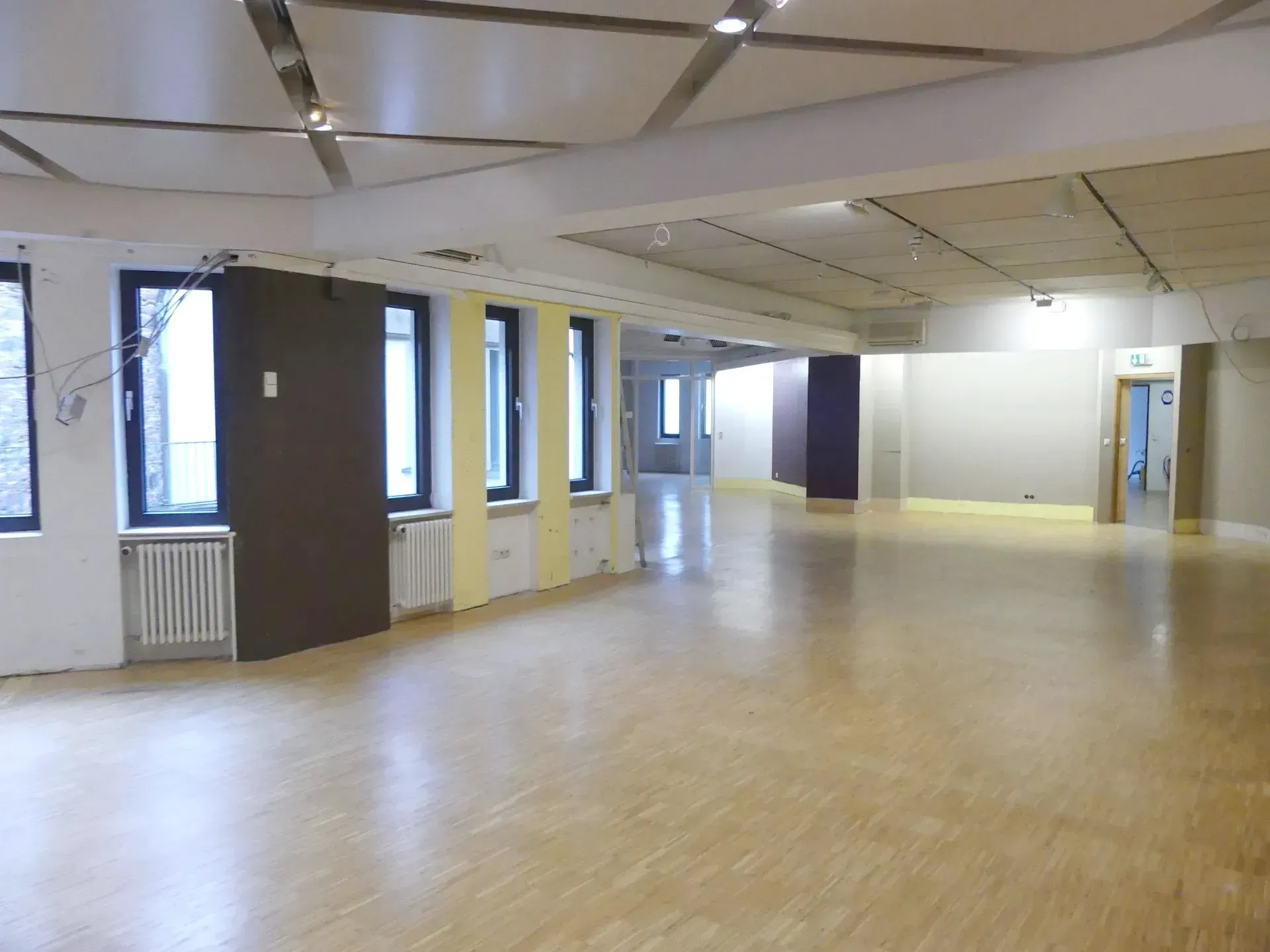 Mietobjekt in Karlsruhe mit große Fenstern für helle Arbeitsbereiche