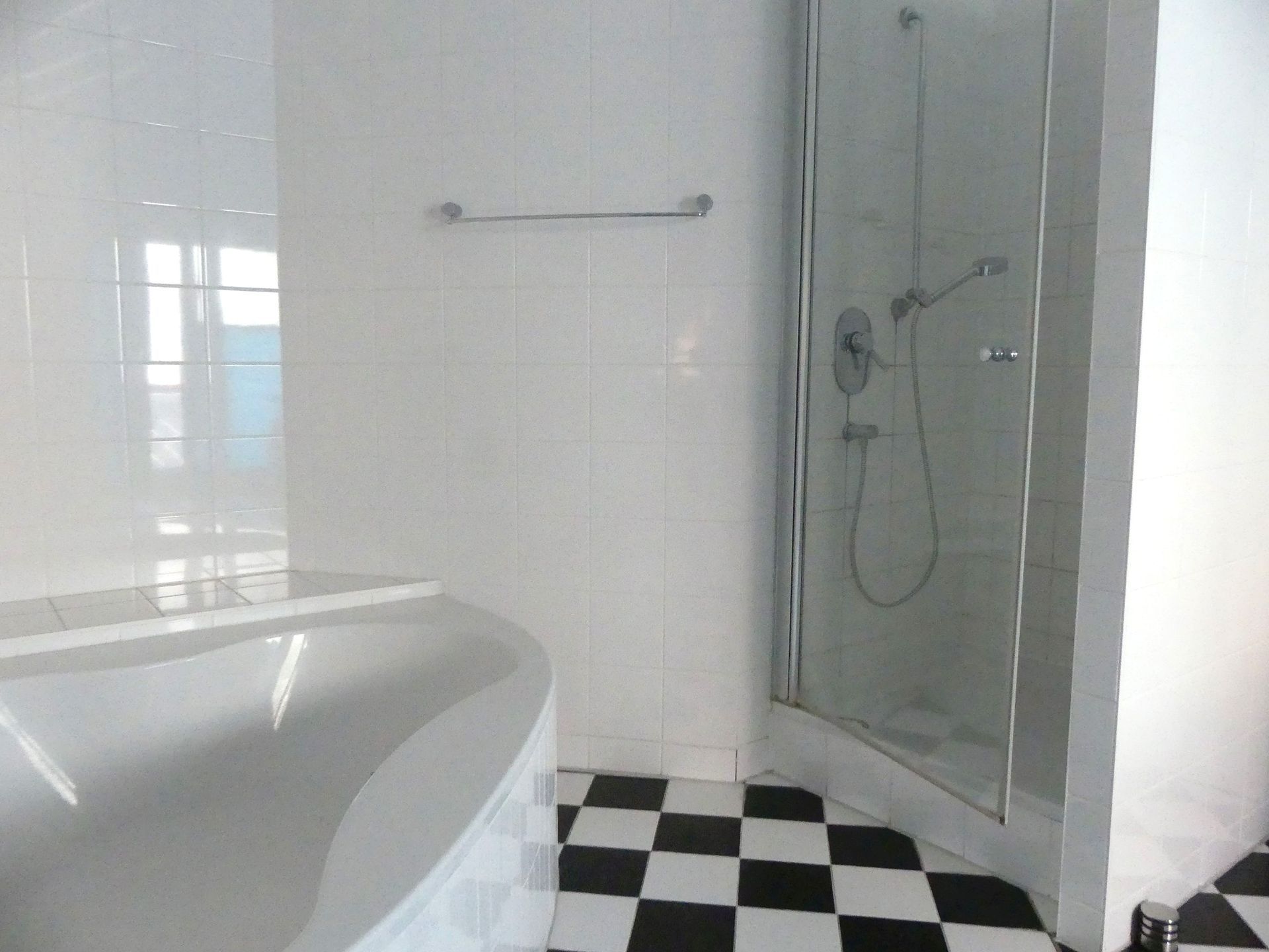 Badezimmer im Obergeschoß mit Wanne und Dusche