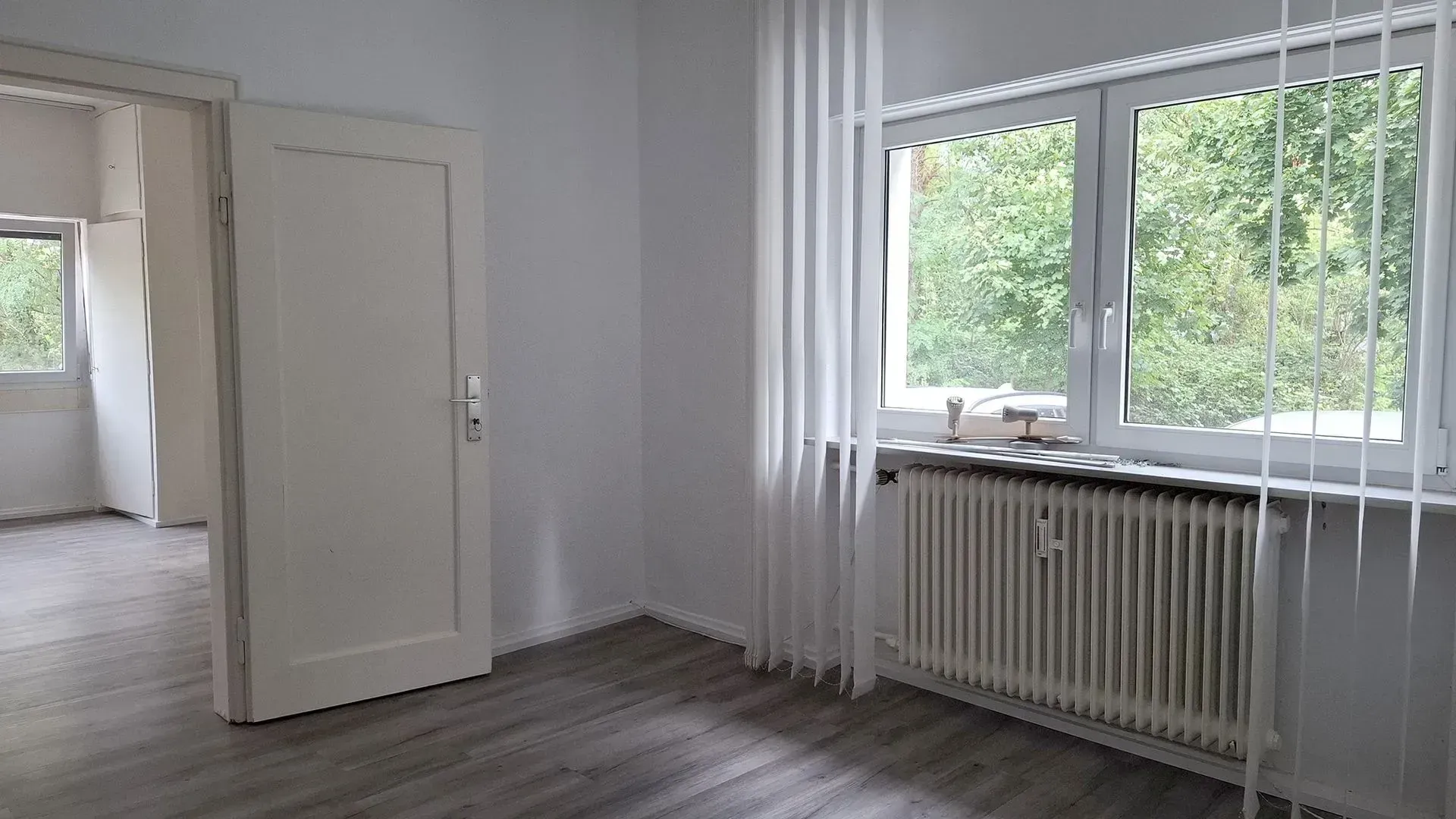Büroeinheit bietet auf rund 35 m² eine angenehme Arbeitsatmosphäre für ruhige, bürotypische Tätigkeiten