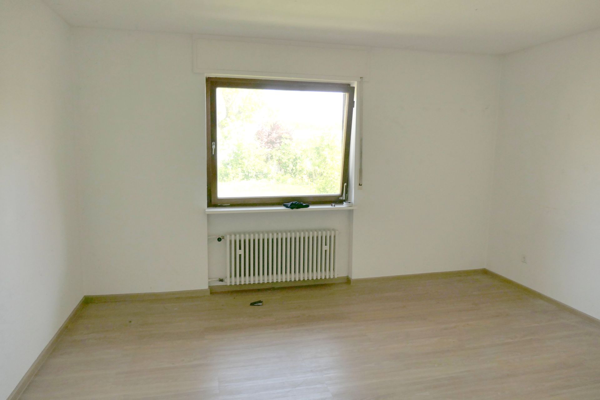 Einfamilienhaus 1968 erbaut und bietet ca. 156 m² Wohnfläche auf einem ca. 500 m² großen Grundstück.