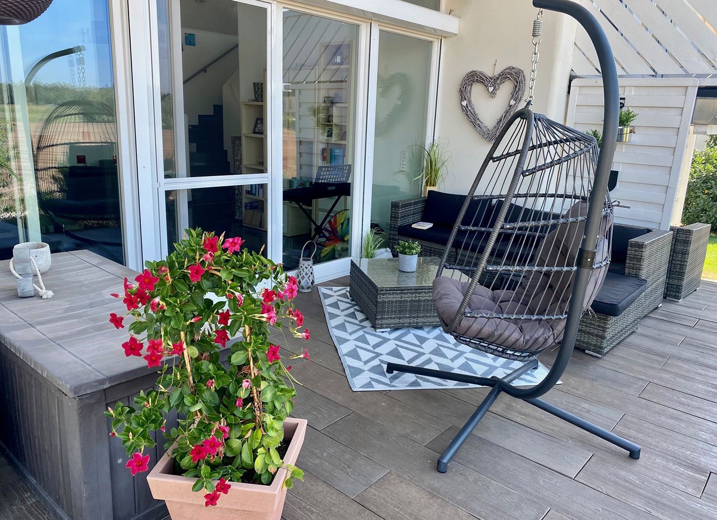 Westterrasse und Blick auf den Pool